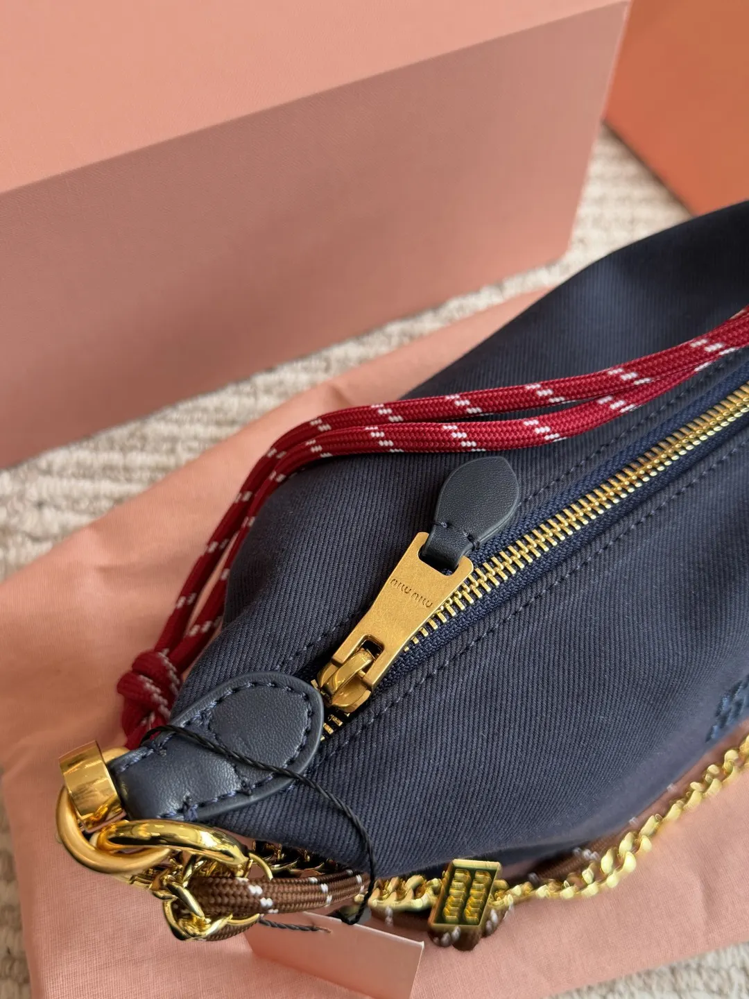 Miu 帆布 miumiu饭盒包 miumiu 这包时髦又能装 饭 手拿包 精致手拿款