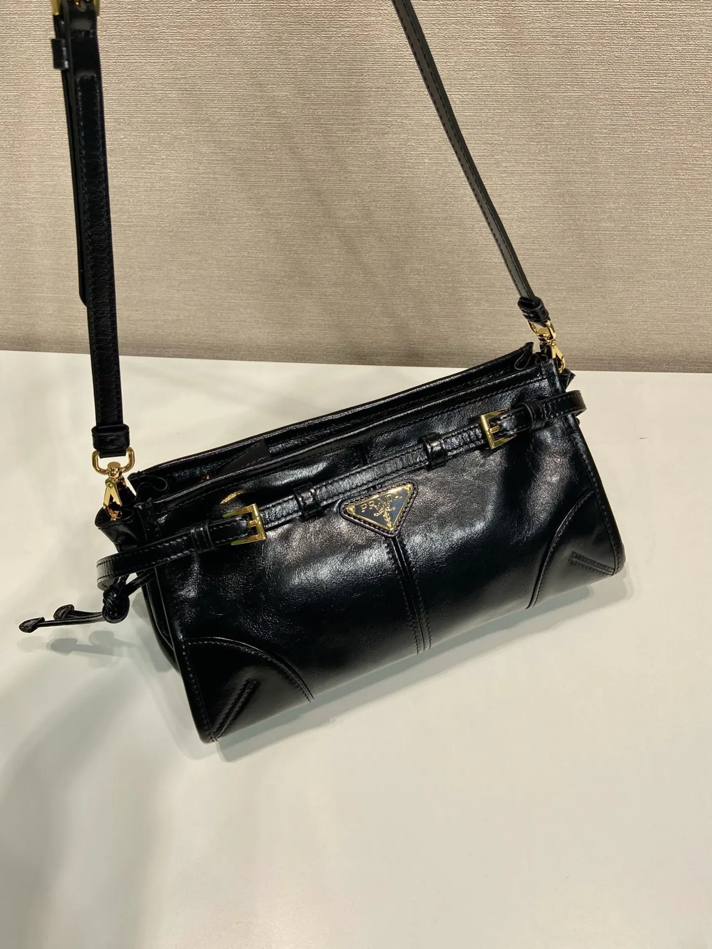 PRADA 斜挎包 日常通勤款