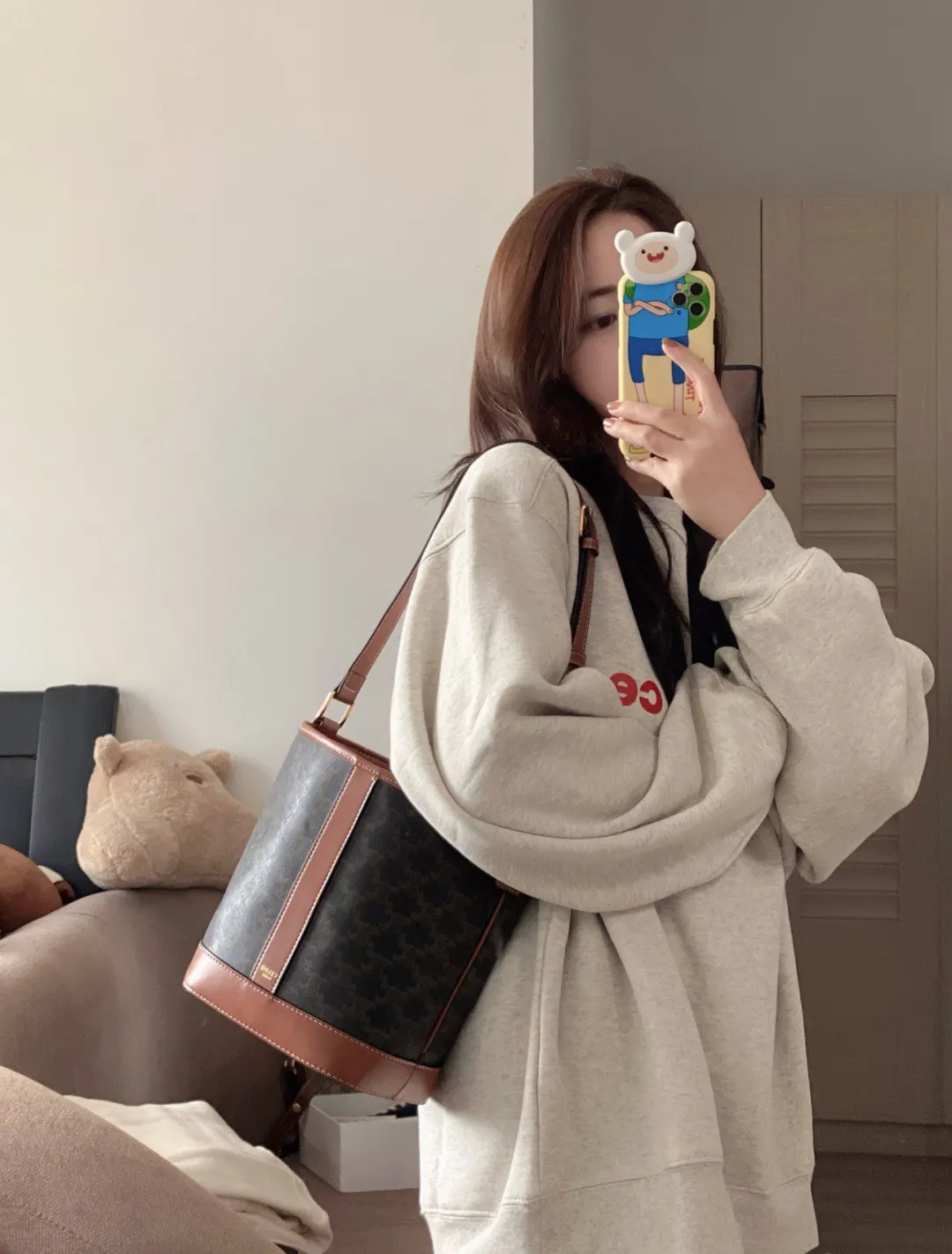 Celine 轻轻松松现在的真是美炸了 实力出圈 太好看了 斜挎肩 水桶包 休閒水桶款
