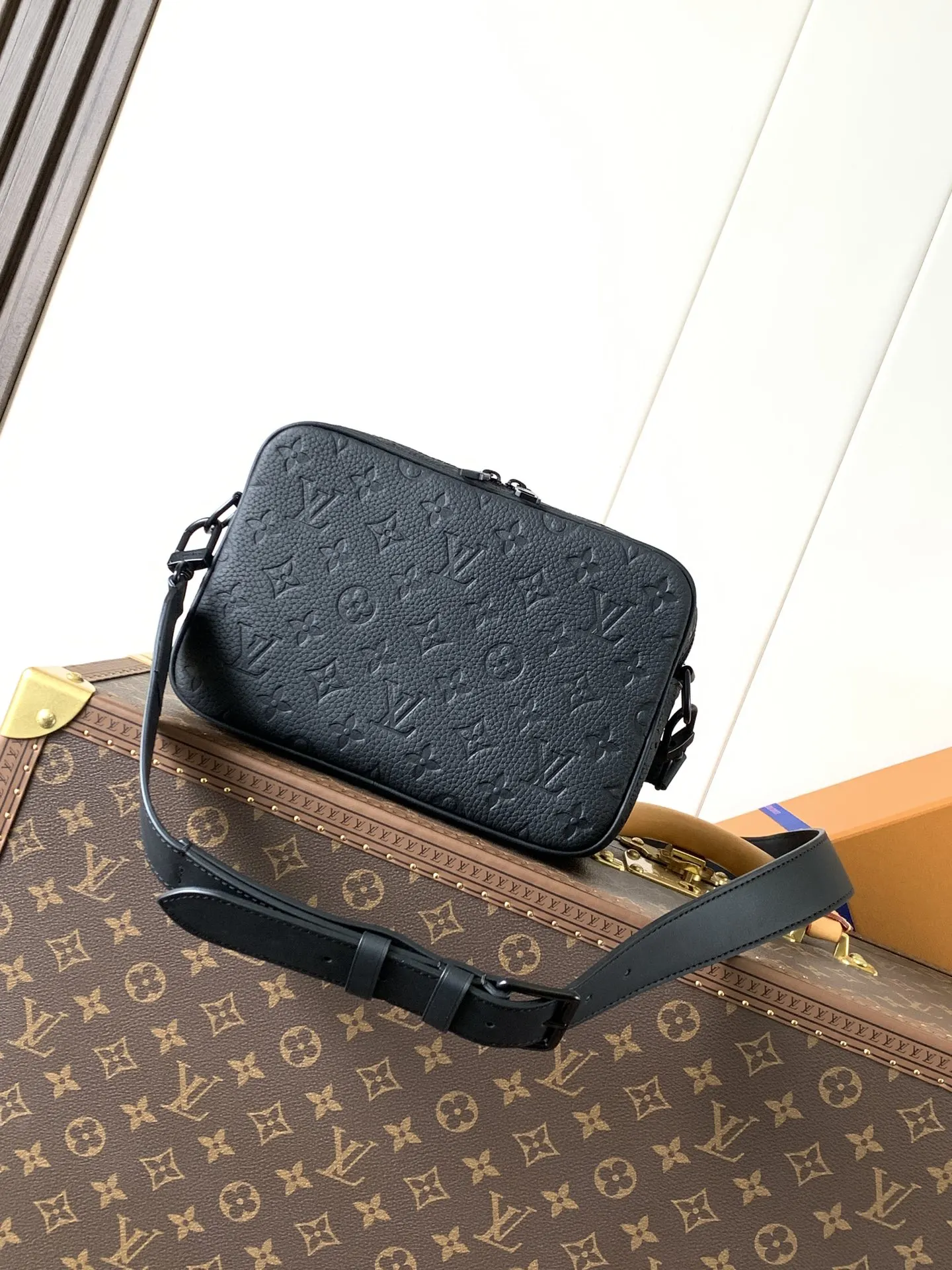 LV 老花鏈條腋下包 單肩款(數字12) LV 老花鏈條腋下包 單肩款(數字12)
