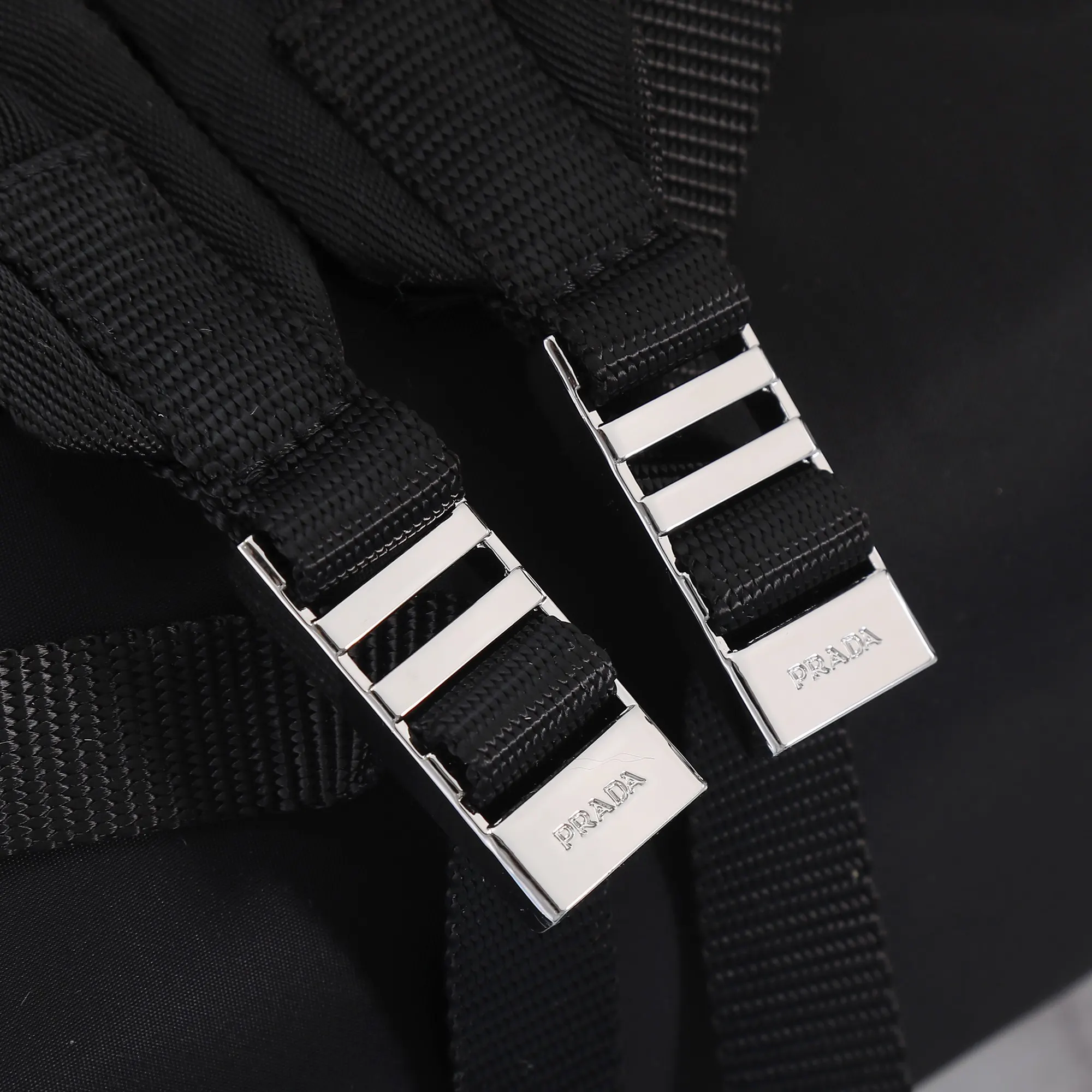 PRADA 黑色 Re-Nylon尼龙 Saffiano十字纹牛皮 双肩背包 轻便实用款