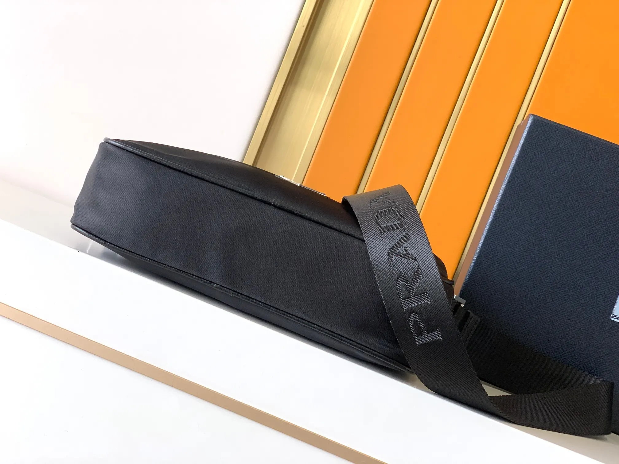 PRADA 2VH010 牛皮 Logo 斜挎包 日常通勤款