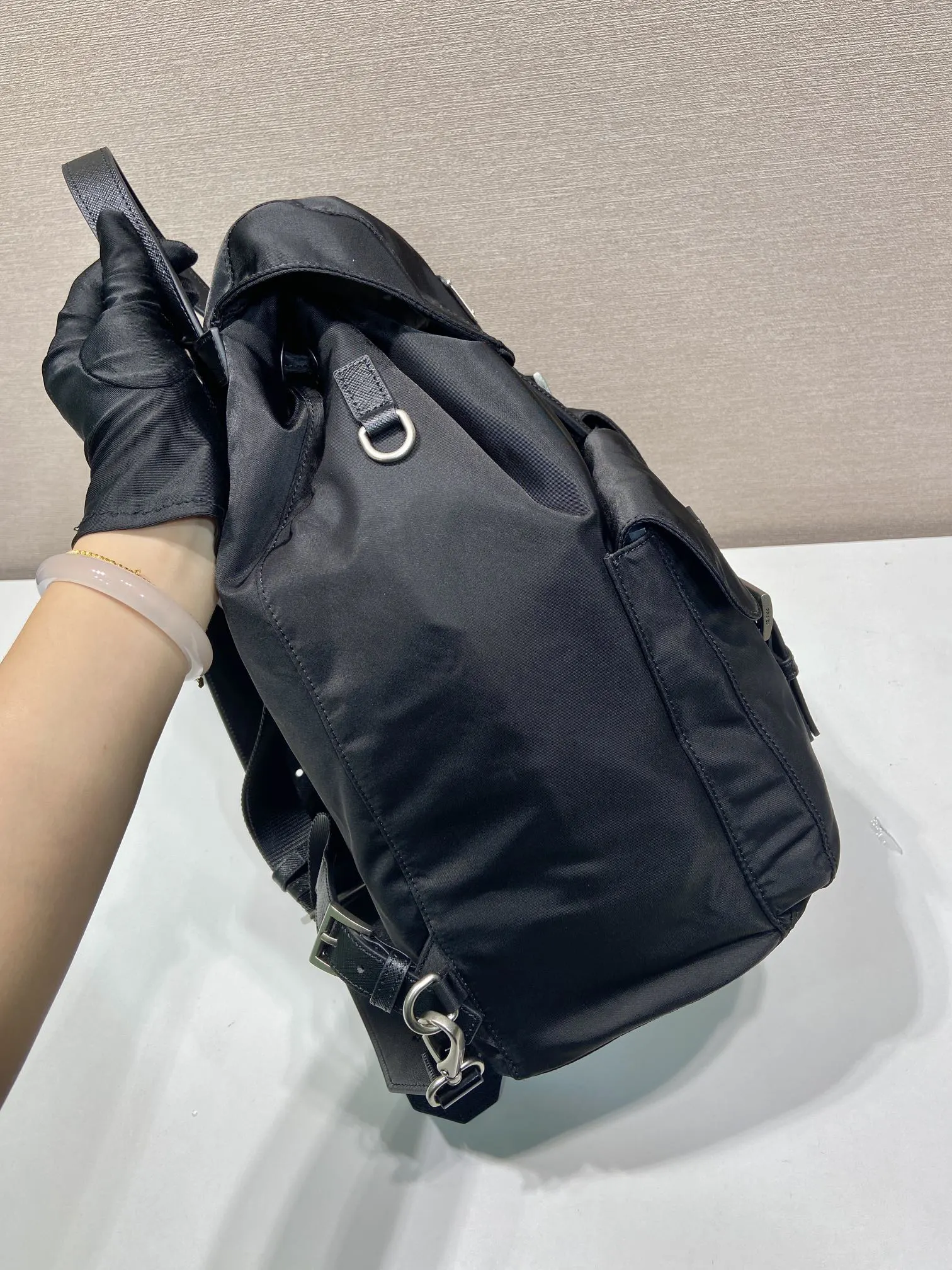 尼龍 一条可拆卸的亮面肩带 一包两用 不同场合可交换使 雙肩包 实用雙肩款