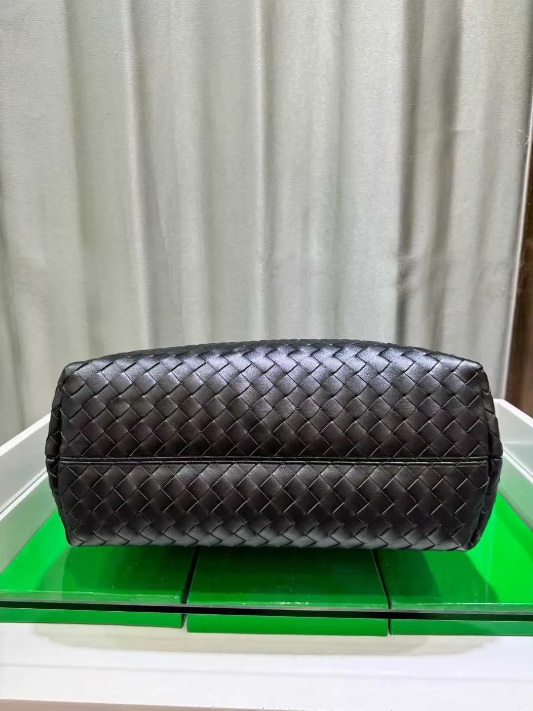 Bottega Veneta 黑色 銀色 斜背包 輕便斜挎款
