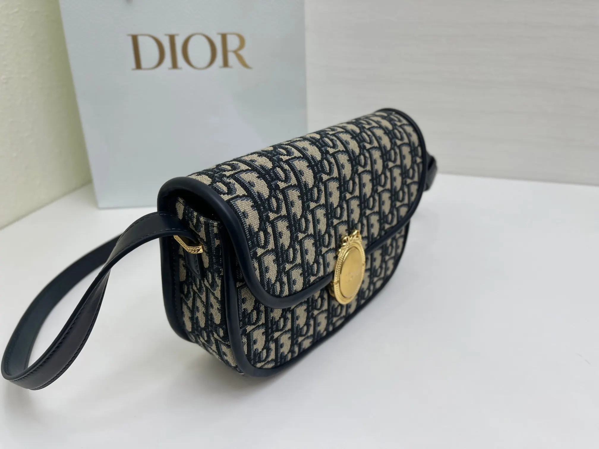 Dior 皮革 藍布 Medaillon 翻盖包是• 一款百搭的日常 斜背包 輕便斜挎款