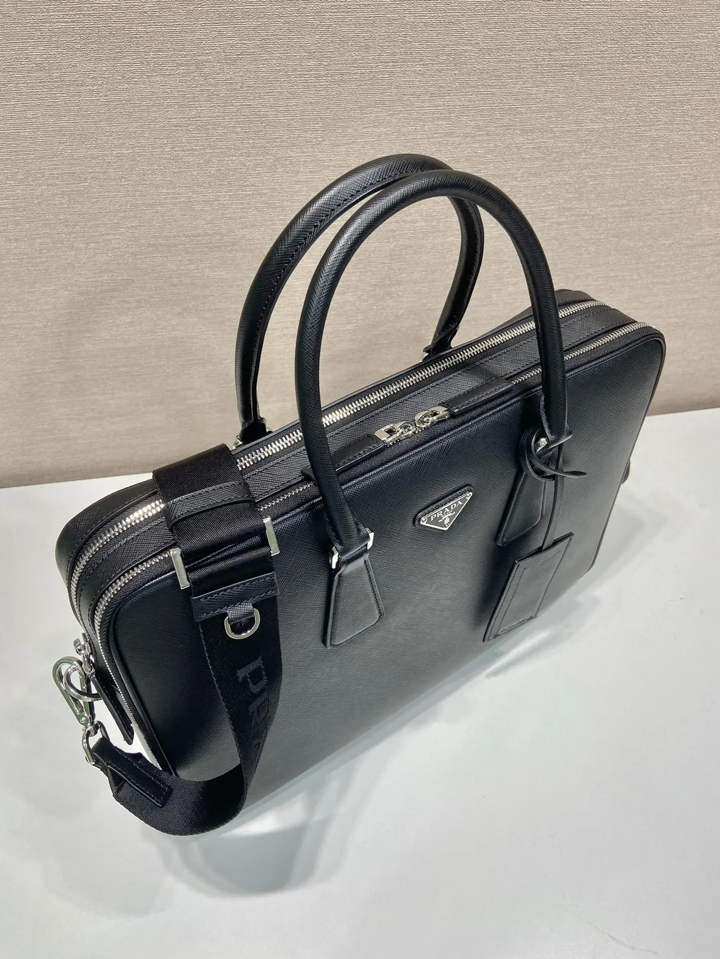 Prada Re-Nylon 2VE022 皮革 Saffiano 十字紋 公文包