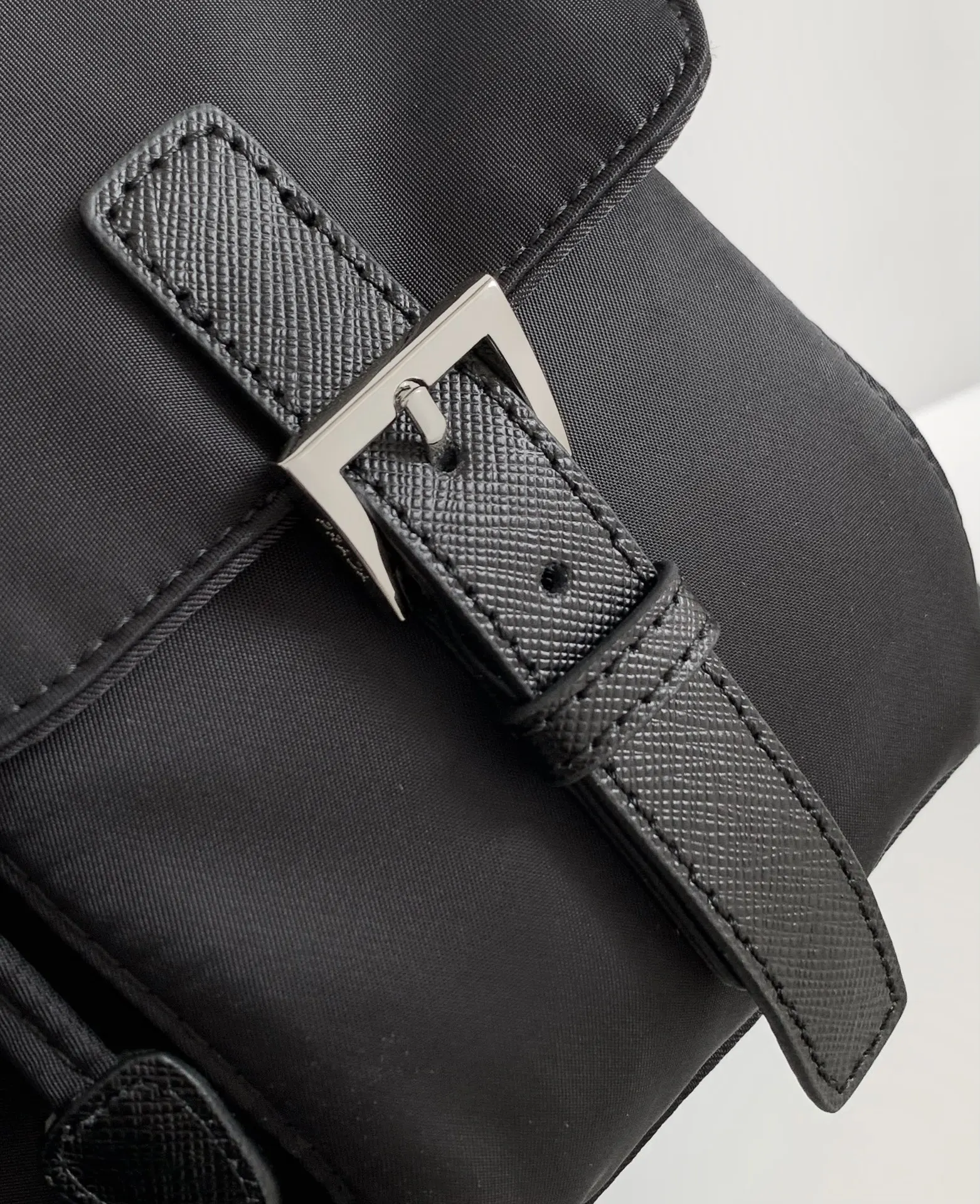 尼龍 尼龍采用精致Saffiano 雙肩包 实用雙肩款