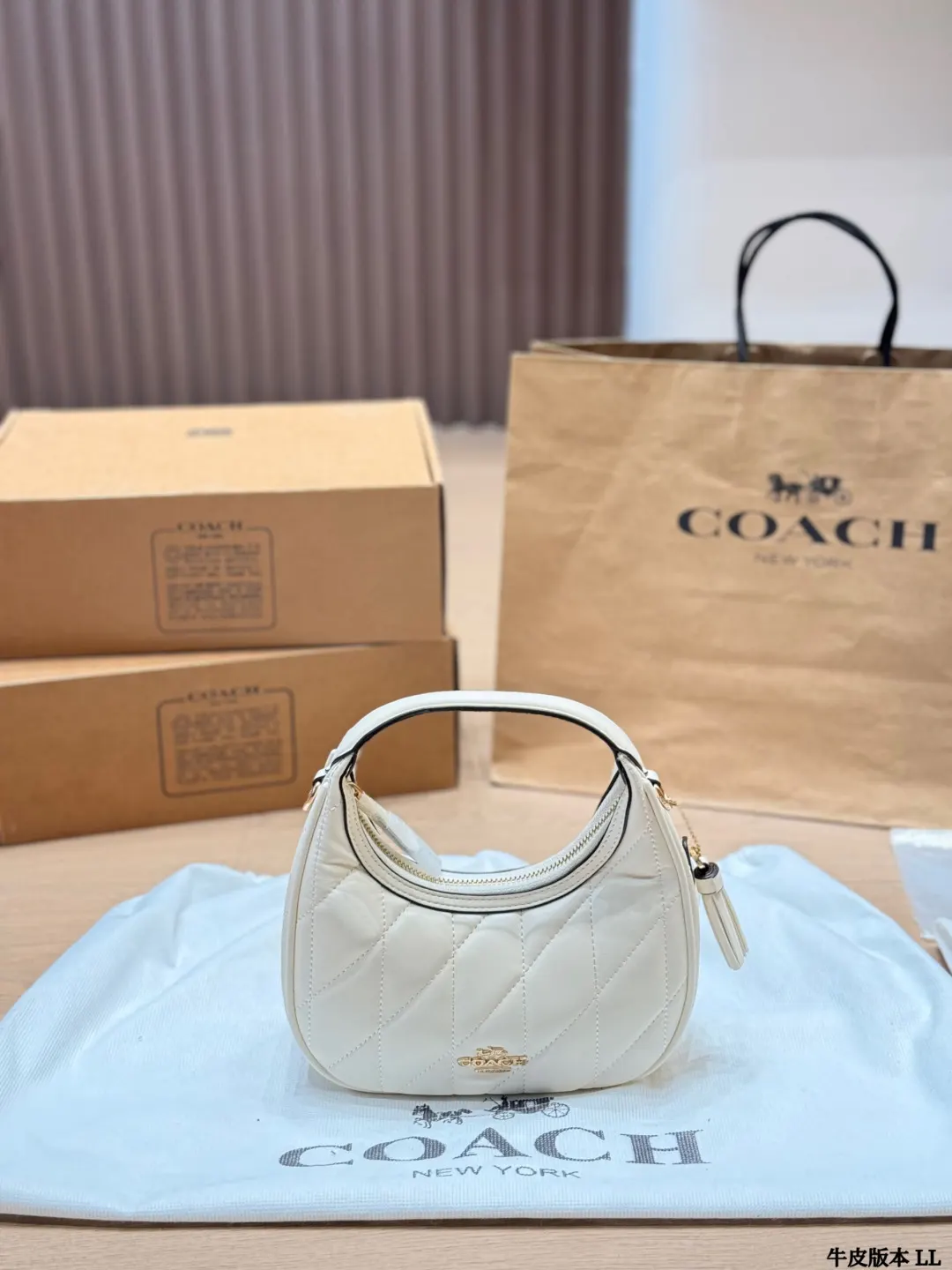 Coach 白色 奶白 牛皮 斜背包 輕便斜挎款
