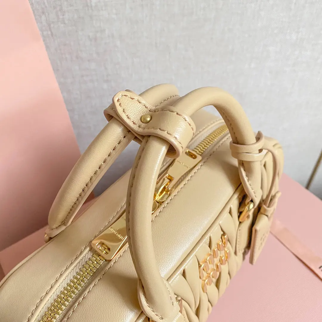 Miu 羊皮 斜挎包 轻便斜挎款