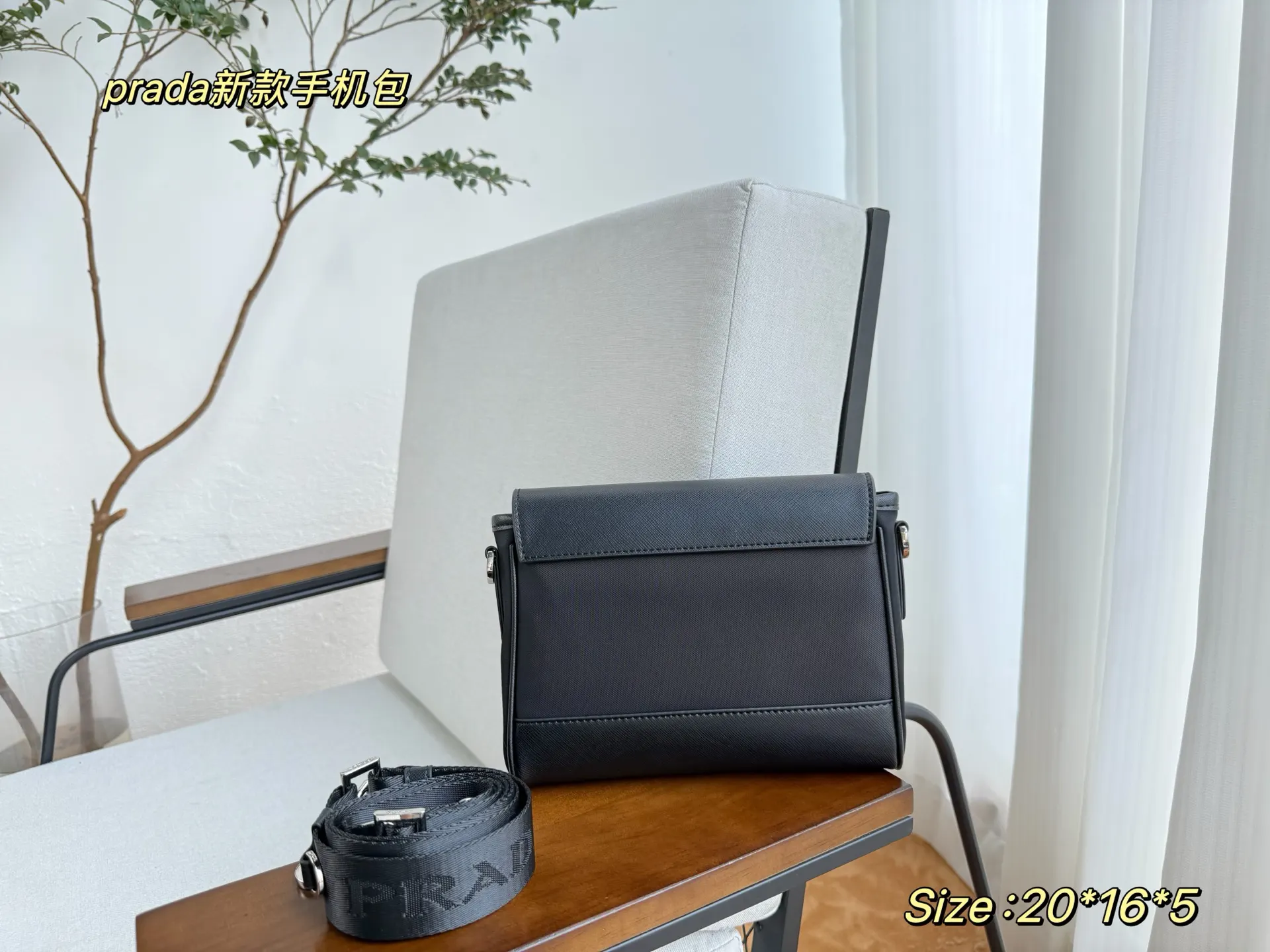 Prada 尼龙 手拿包 精致手拿款