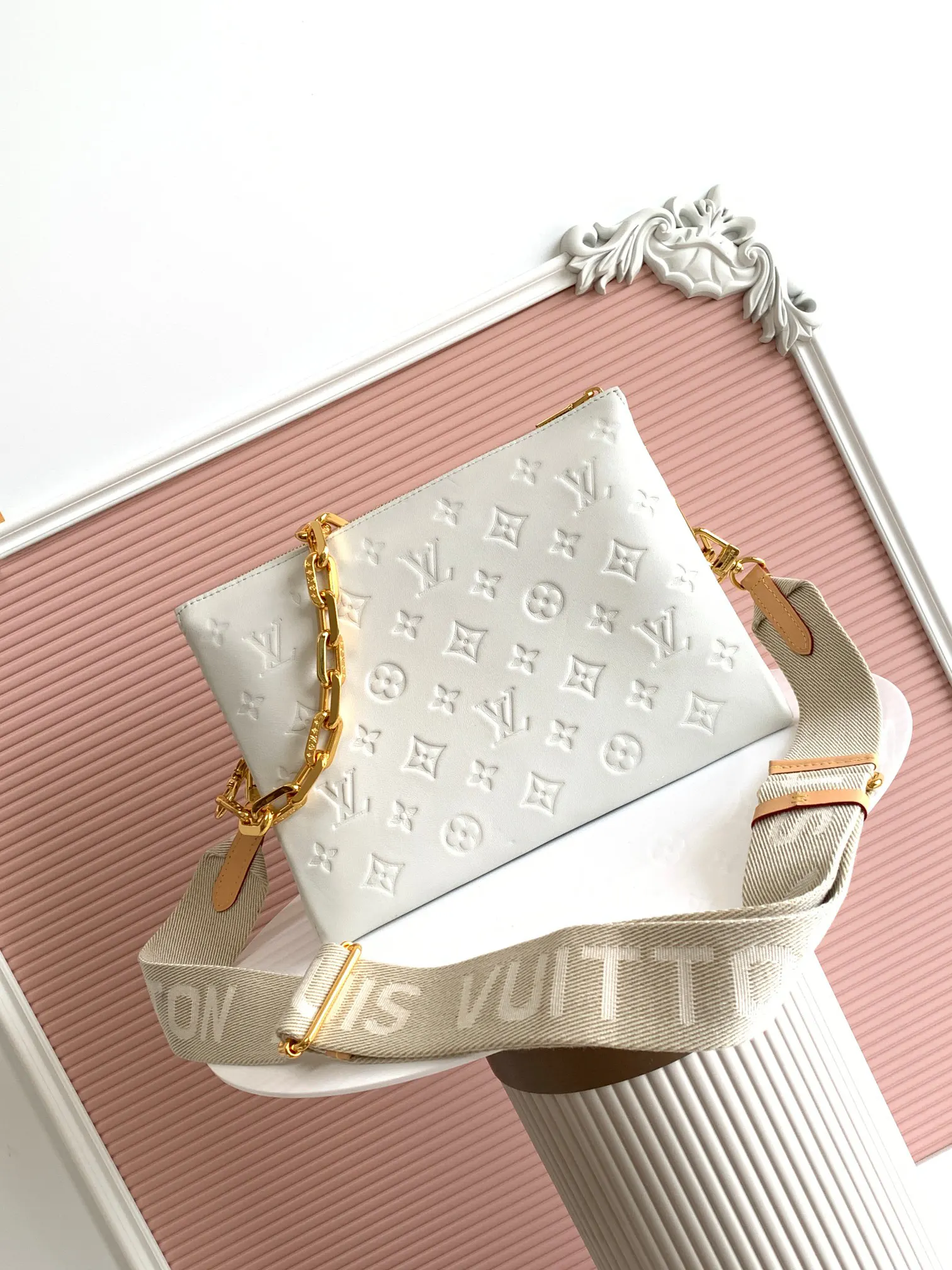LV white, chain bag, shoulder crossbody model Image 3 LV white, chain bag, shoulder crossbody model Image 3