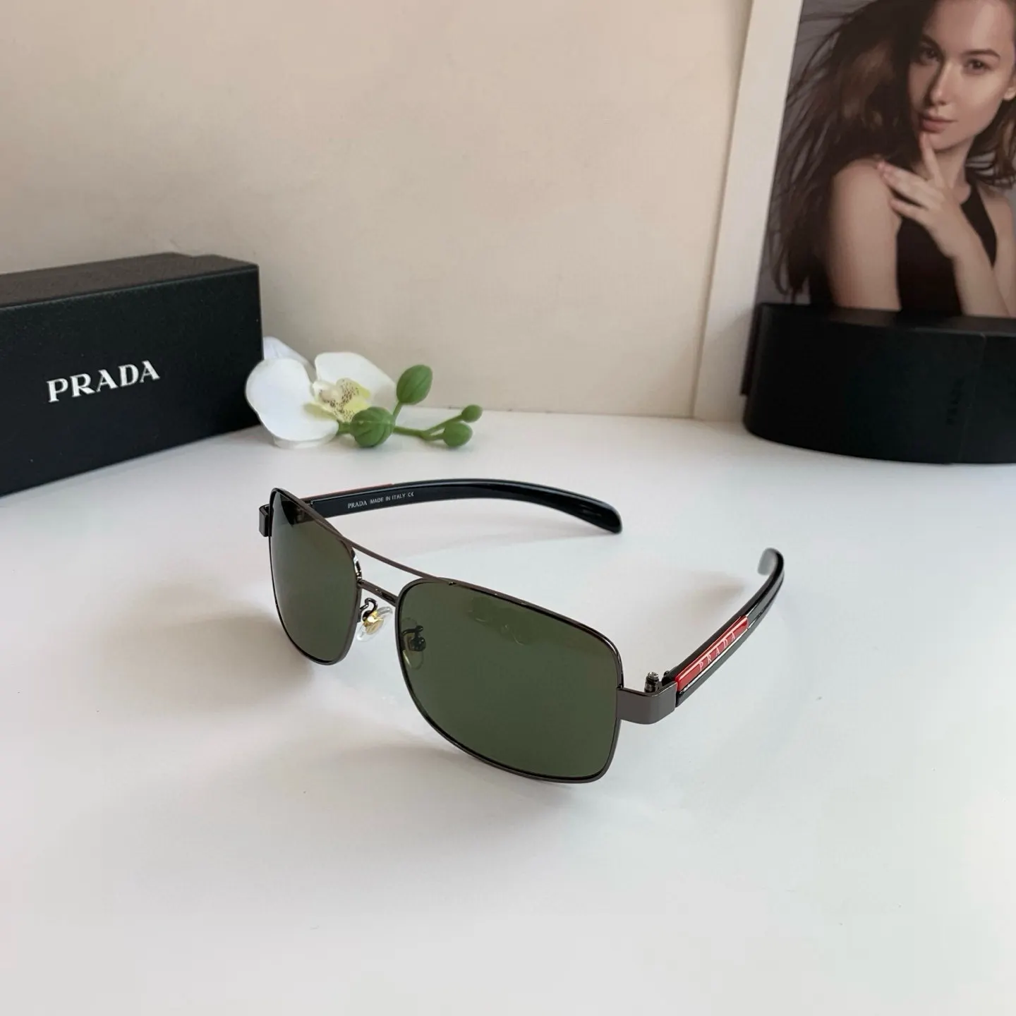 PRADA 太阳眼镜 时尚遮阳款