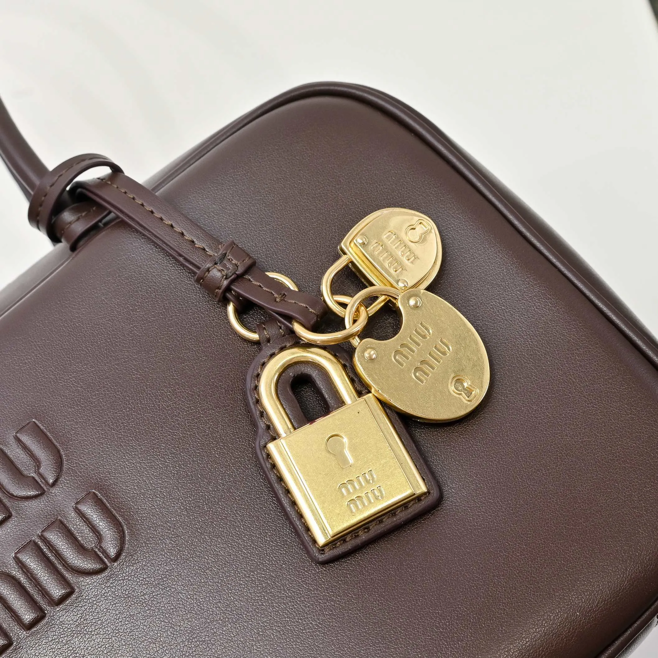 Miu 牛皮 中号MiuMiu 中号挂饰款公文 公文包 商務通勤款