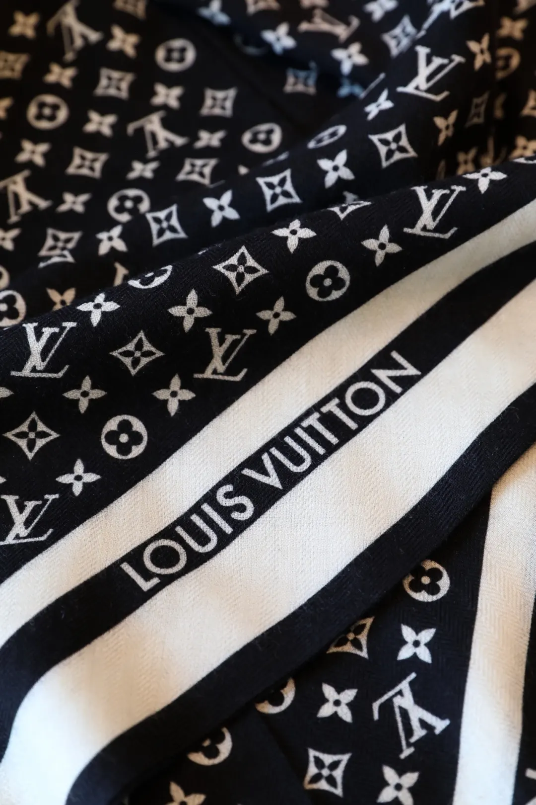LV 老花 羊绒 Monogram 丝巾 优雅搭配款