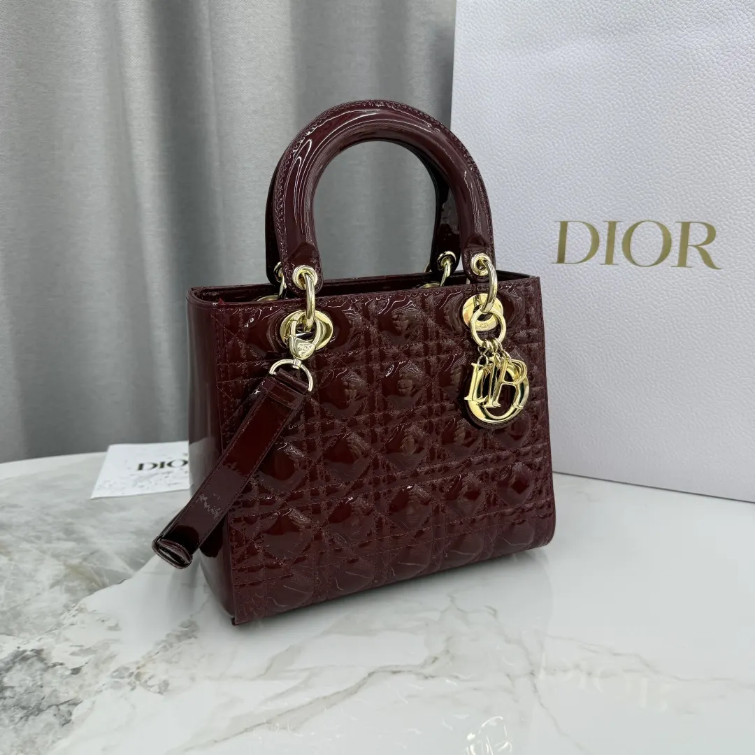 Dior Lady Dior Lady 酒红色牛皮卡夹 精致配饰