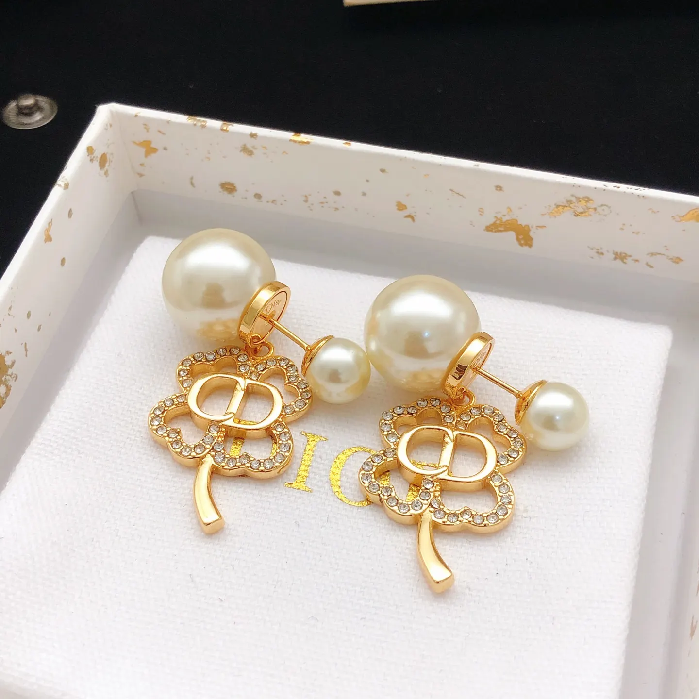 Dior 金色CD珍珠字母吊坠耳环 精致配饰款