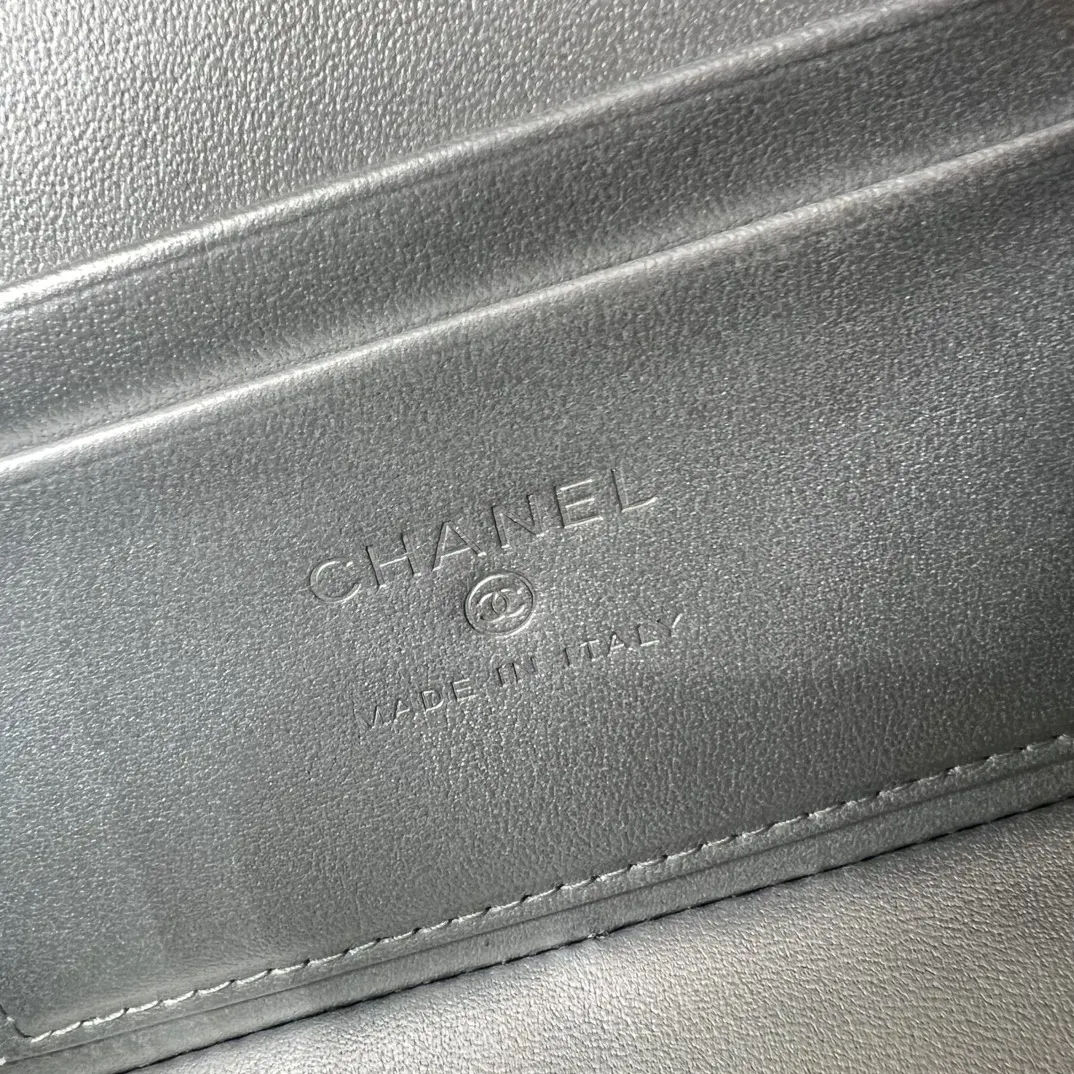 CHANEL 黑色鱼子酱牛皮翻盖链条包 单肩斜挎款