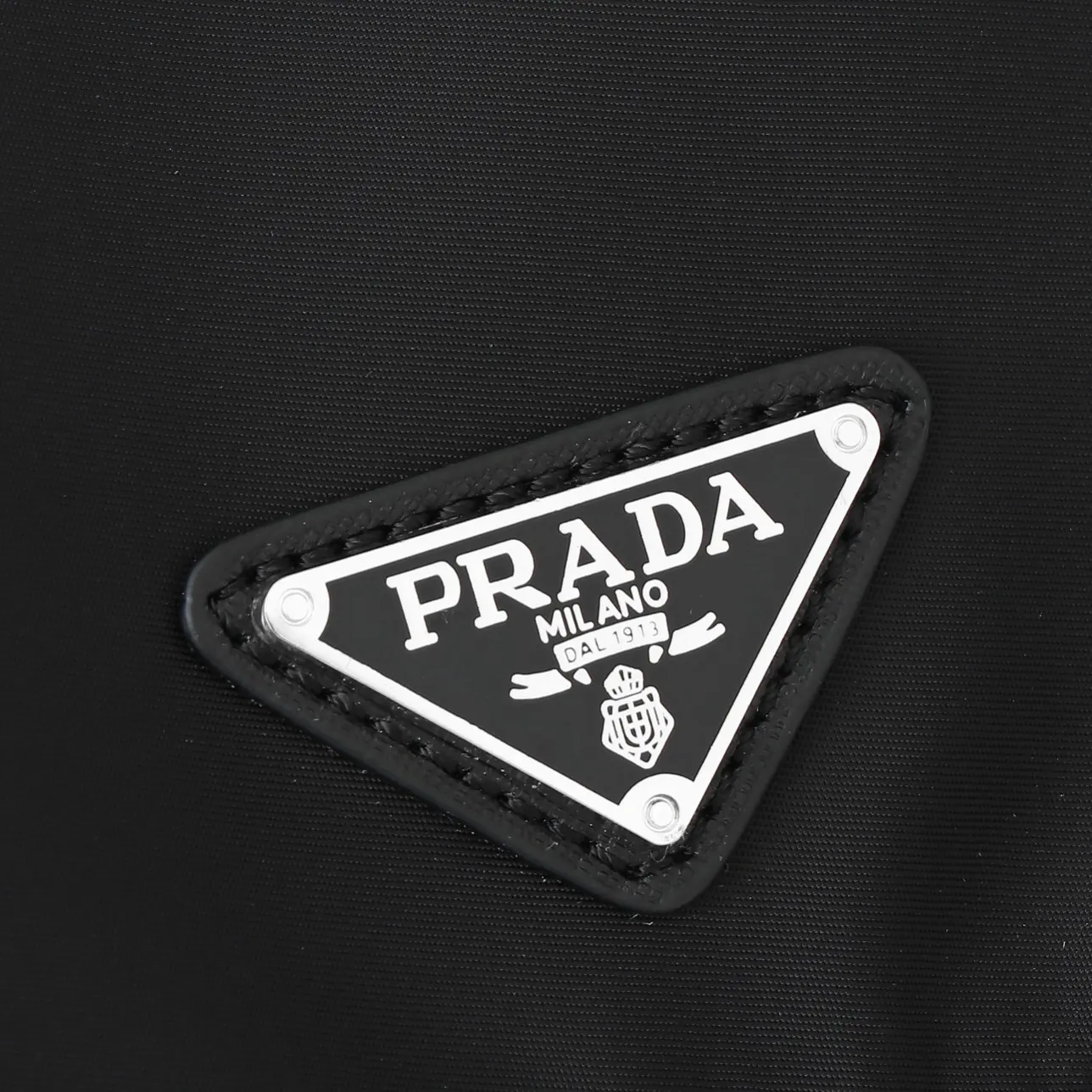 PRADA 银色 Re-Nylon尼龙 皮革 双肩背包 轻便实用款