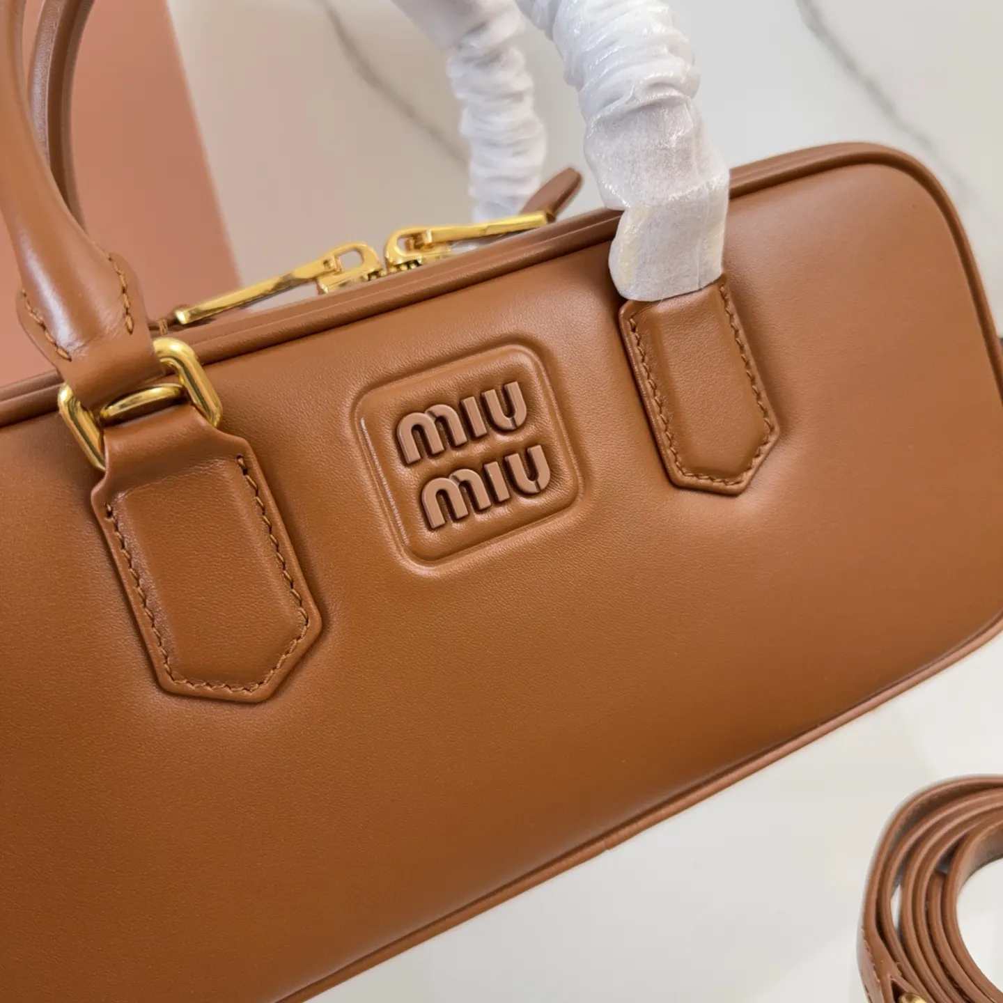 Miu 小牛皮 斜背包 輕便斜挎款
