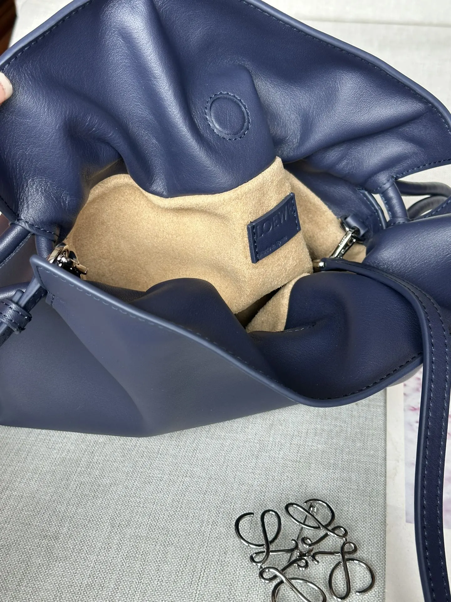 Loewe 金色 牛皮 手拿包 精致手拿款