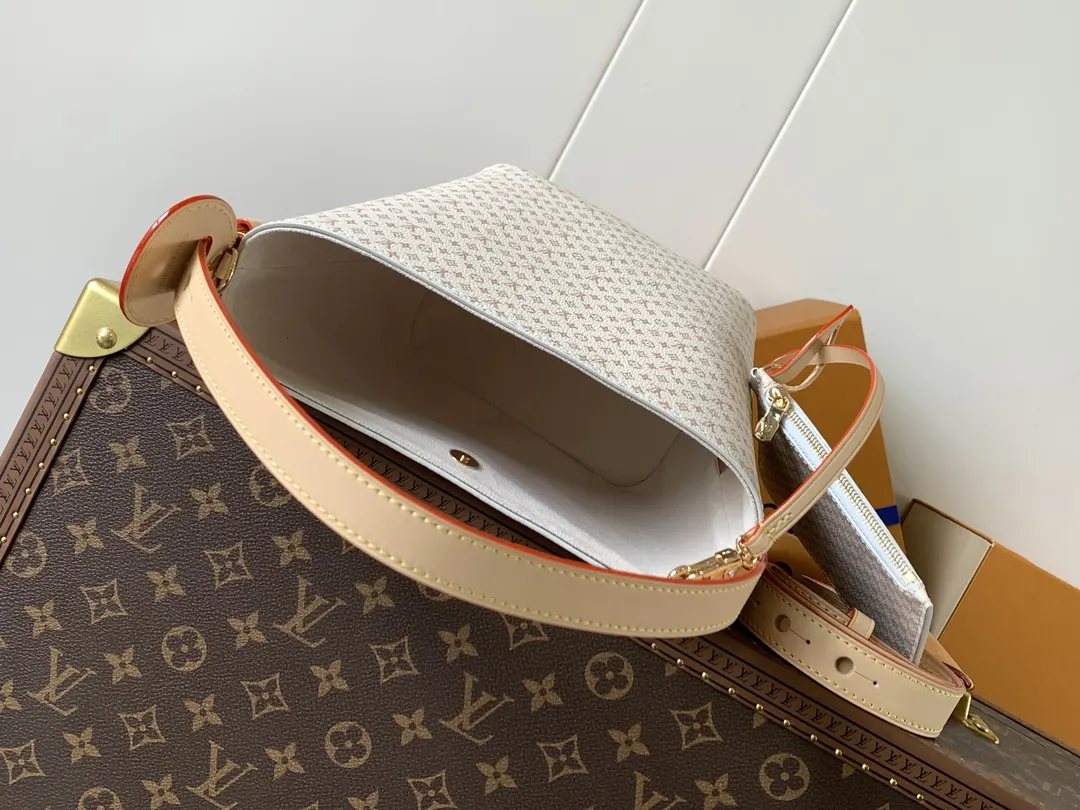 LV 白色壓紋水桶包 肩背款(數字17) LV 白色壓紋水桶包 肩背款(數字17)