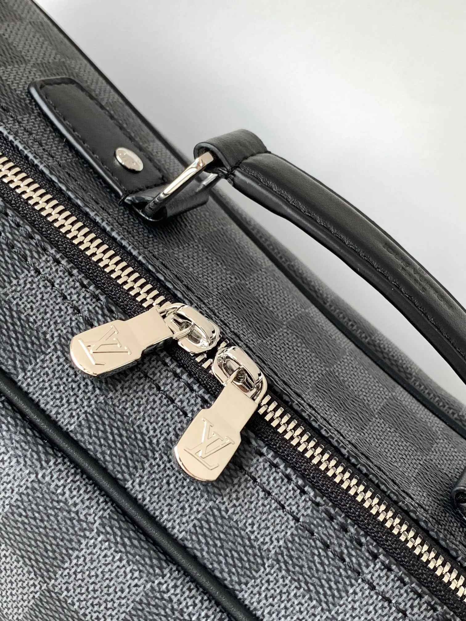 帆布 由坚韧 Damier Graphite 帆布制成 雙肩包 实用雙肩款