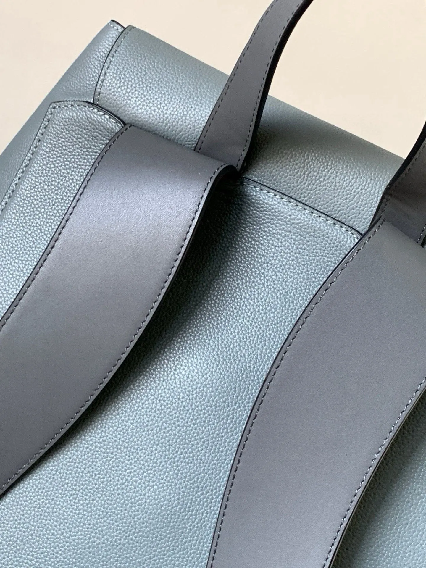 Loewe 小牛皮 uzzle Back ack 柔软粒面牛皮 雙肩包 实用雙肩款