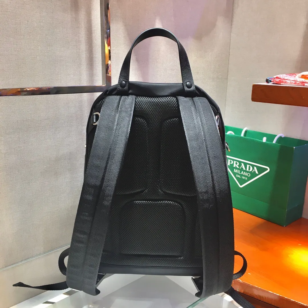 尼龙 轻便又时尚 又是一款永久不过时的暴款 赶紧入手吧 双肩包 实用双肩款