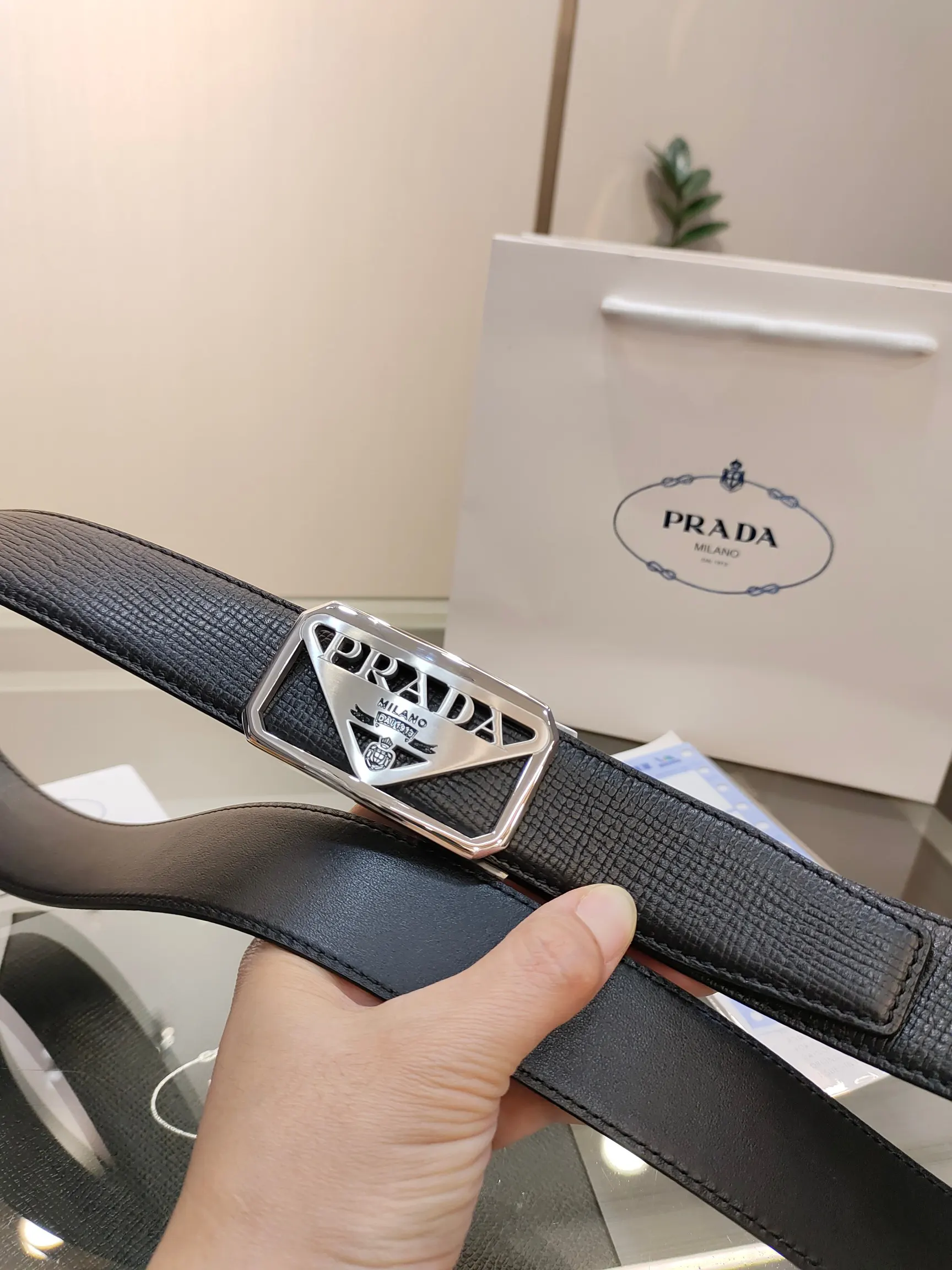 PRADA 腰带 通勤搭配款