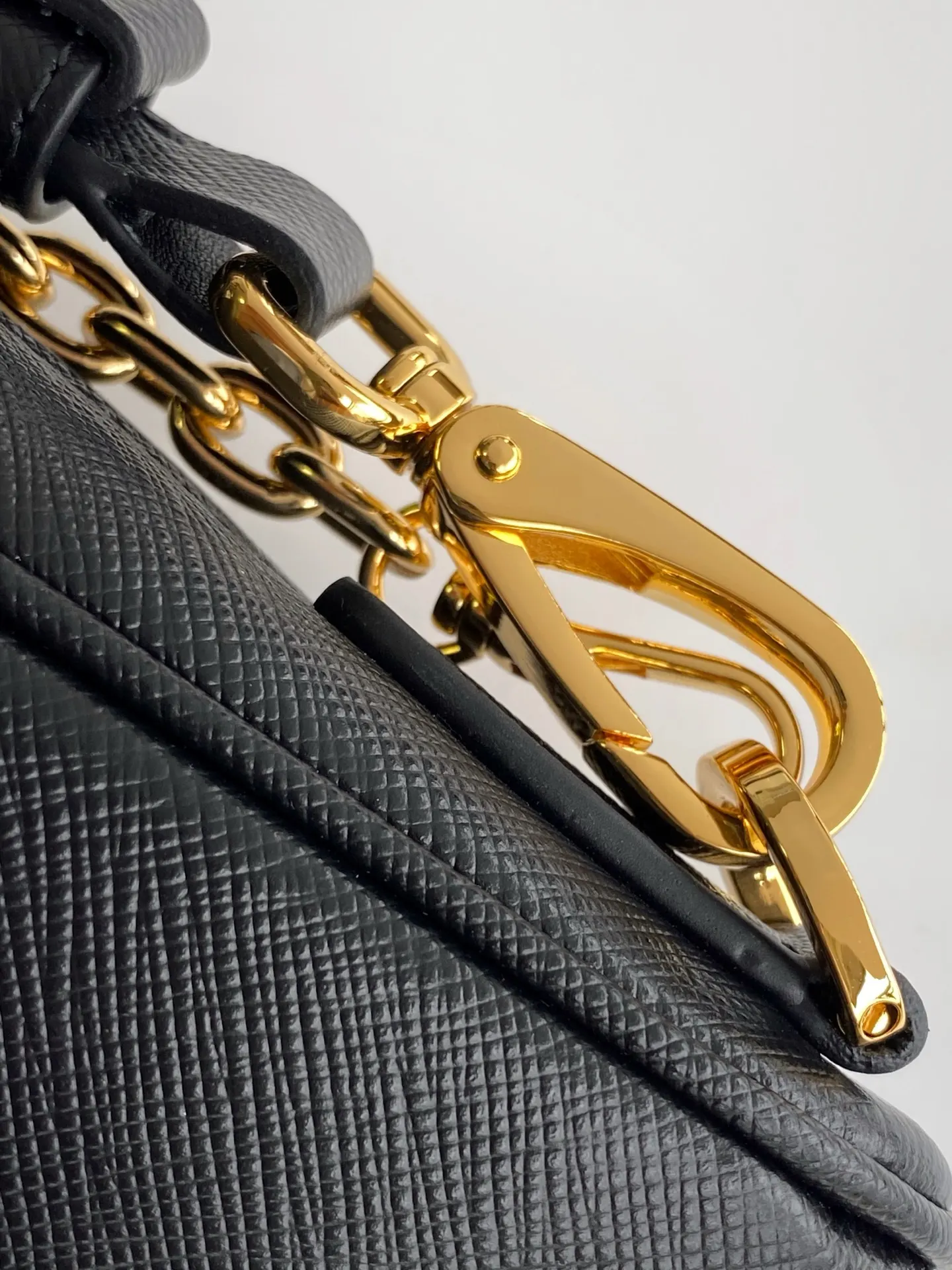 Saffiano 肩带可拆卸 百搭手袋采用简洁线条和经典 链条包 精致链条款