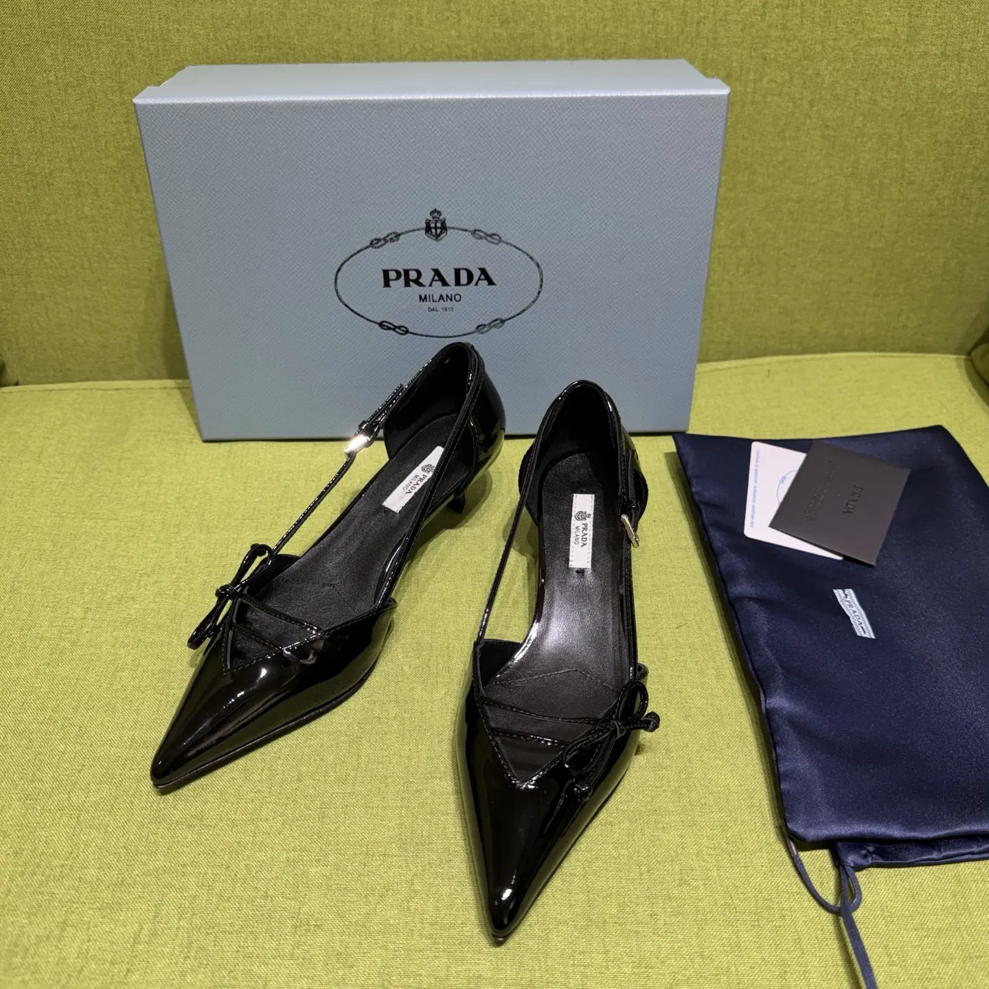 PRADA 羊皮 漆皮 字母 休闲鞋 舒适百搭款