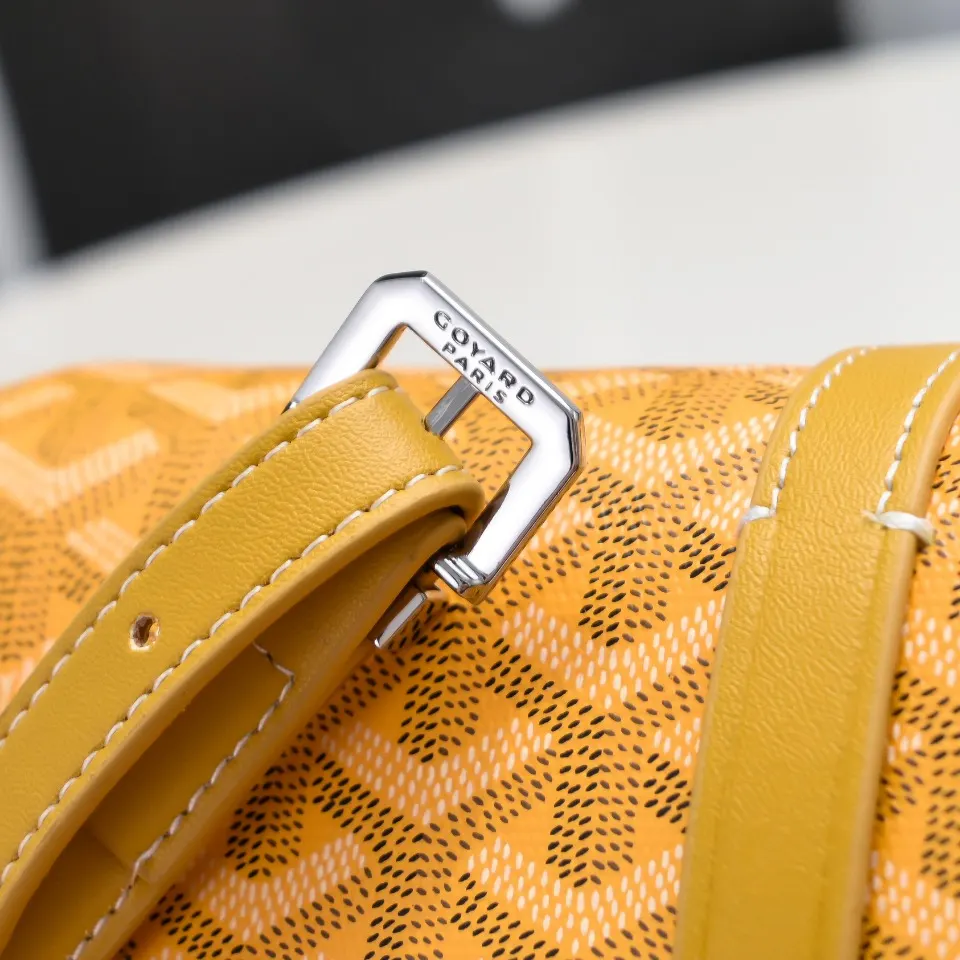 Goyard 黄色 皮质镶边以线条的方式凸显出包身轮廓 翻盖的皮质内衬亦 收纳包 旅行收纳款