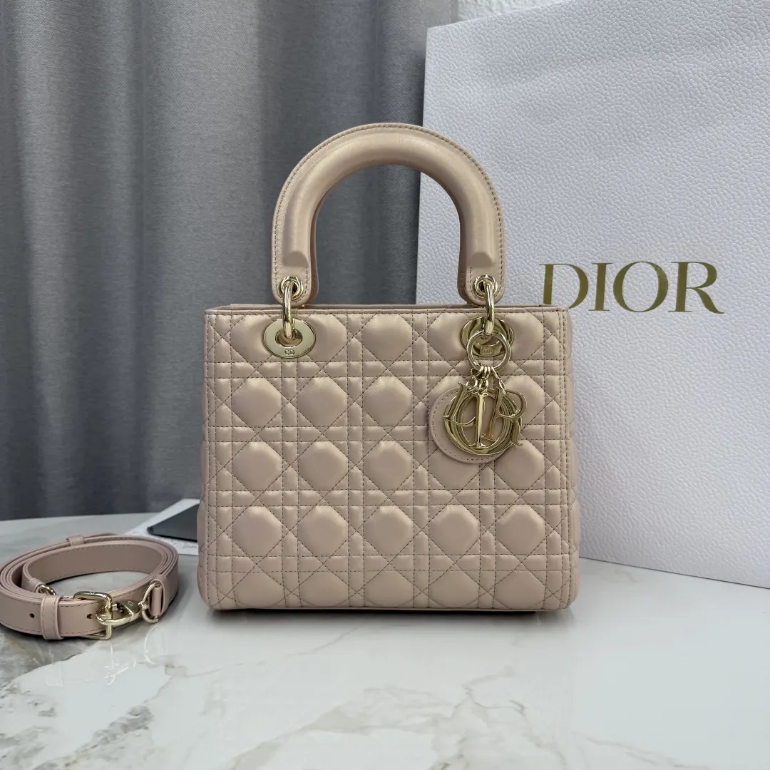 Dior Lady Dior 粉色羊皮卡夹 标签细节款