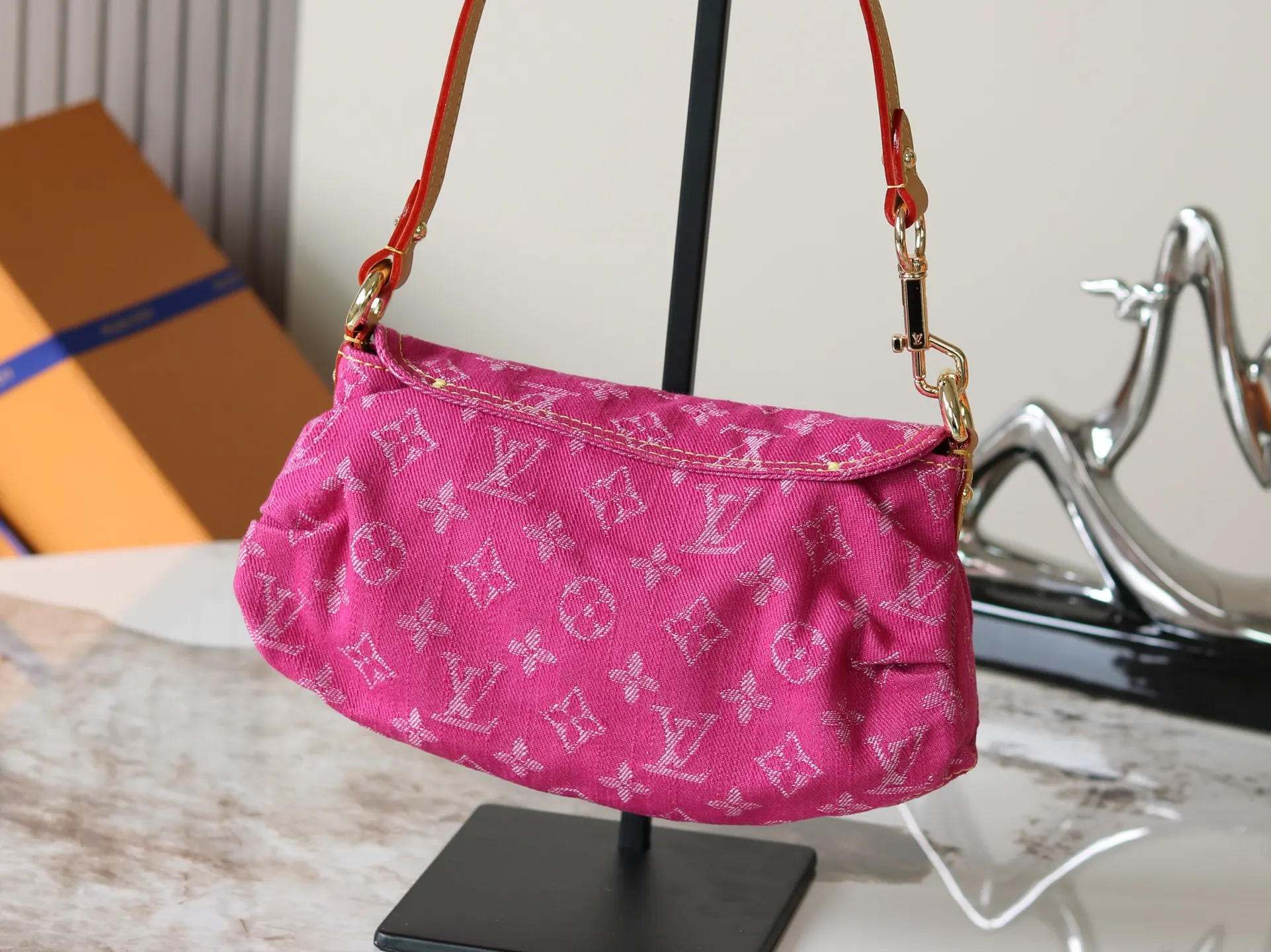 LV blue, armpit bag, shoulder crossbody model Image 3 LV blue, armpit bag, shoulder crossbody model Image 3