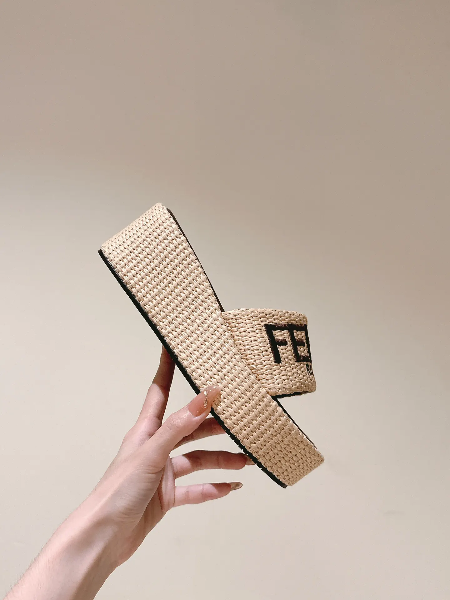 Fendi 厚底 拖鞋 轻便舒適款(數字8) Fendi 厚底 拖鞋 轻便舒適款(數字8)