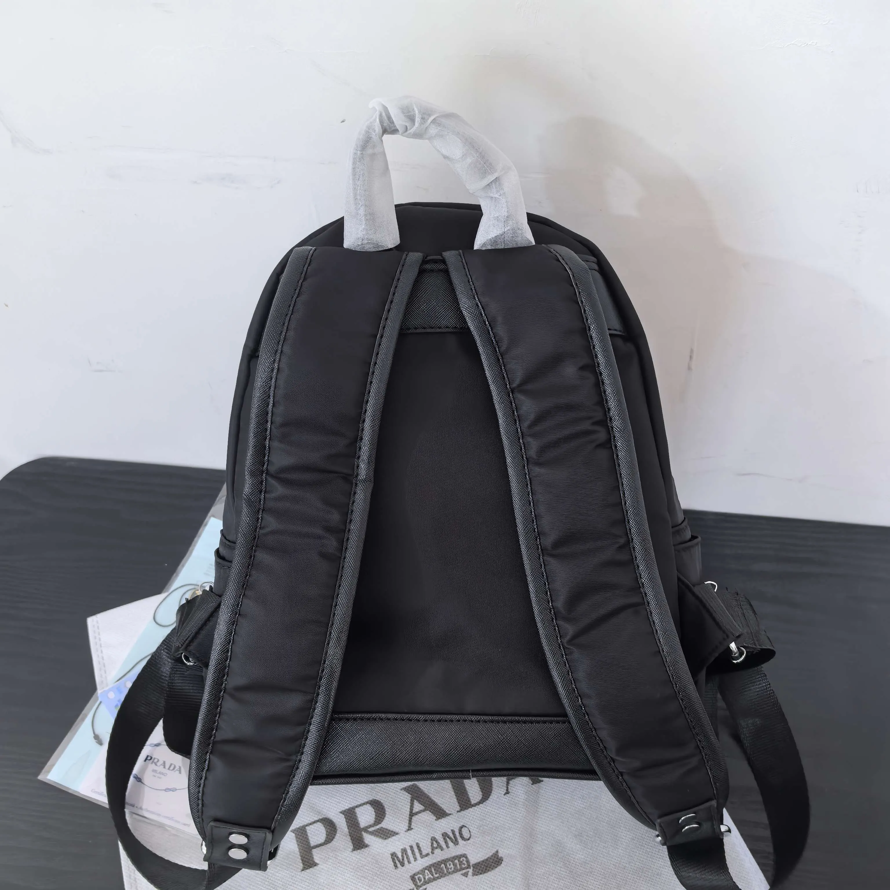 Prada 黑色 双肩包 实用双肩款