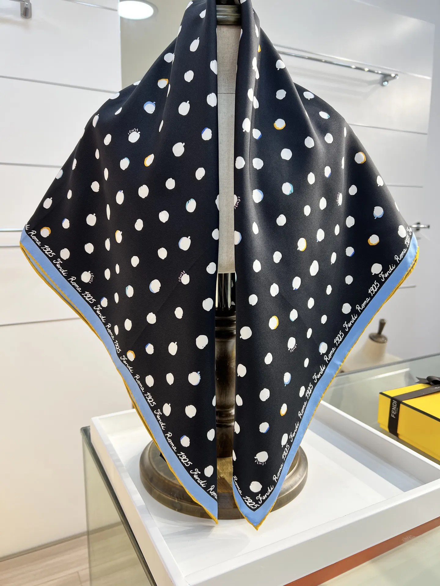 Fendi 黑色 围巾 秋冬保暖款