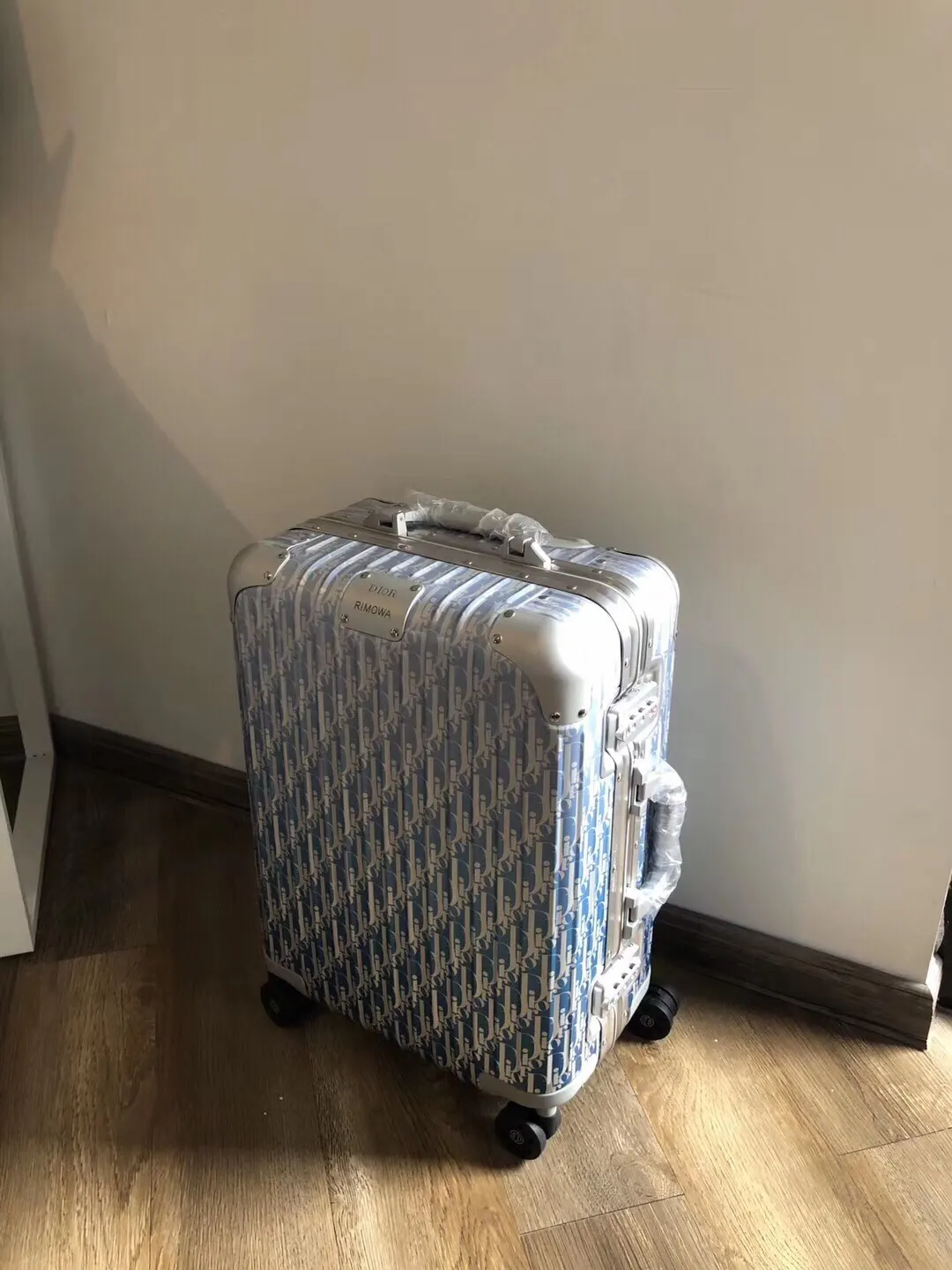 黑色 蓝色 旅行箱 拉杆箱 登机箱 联名铝合金款 春夏巴黎发 行李箱 旅行拉杆款 轻便出行款