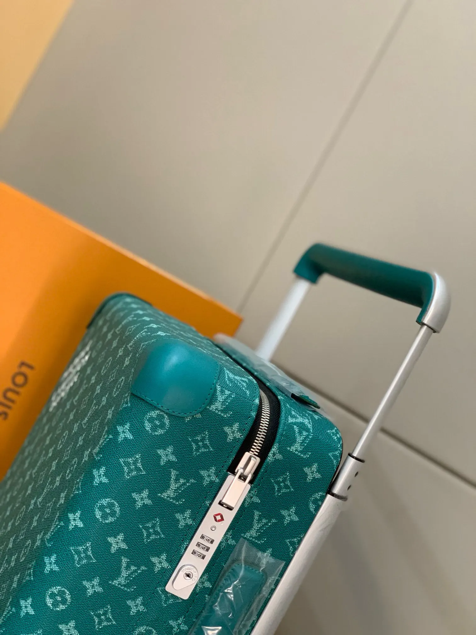 灰色 银色 拉杆真皮包裹 行李箱 旅行拉杆款 轻便出行款