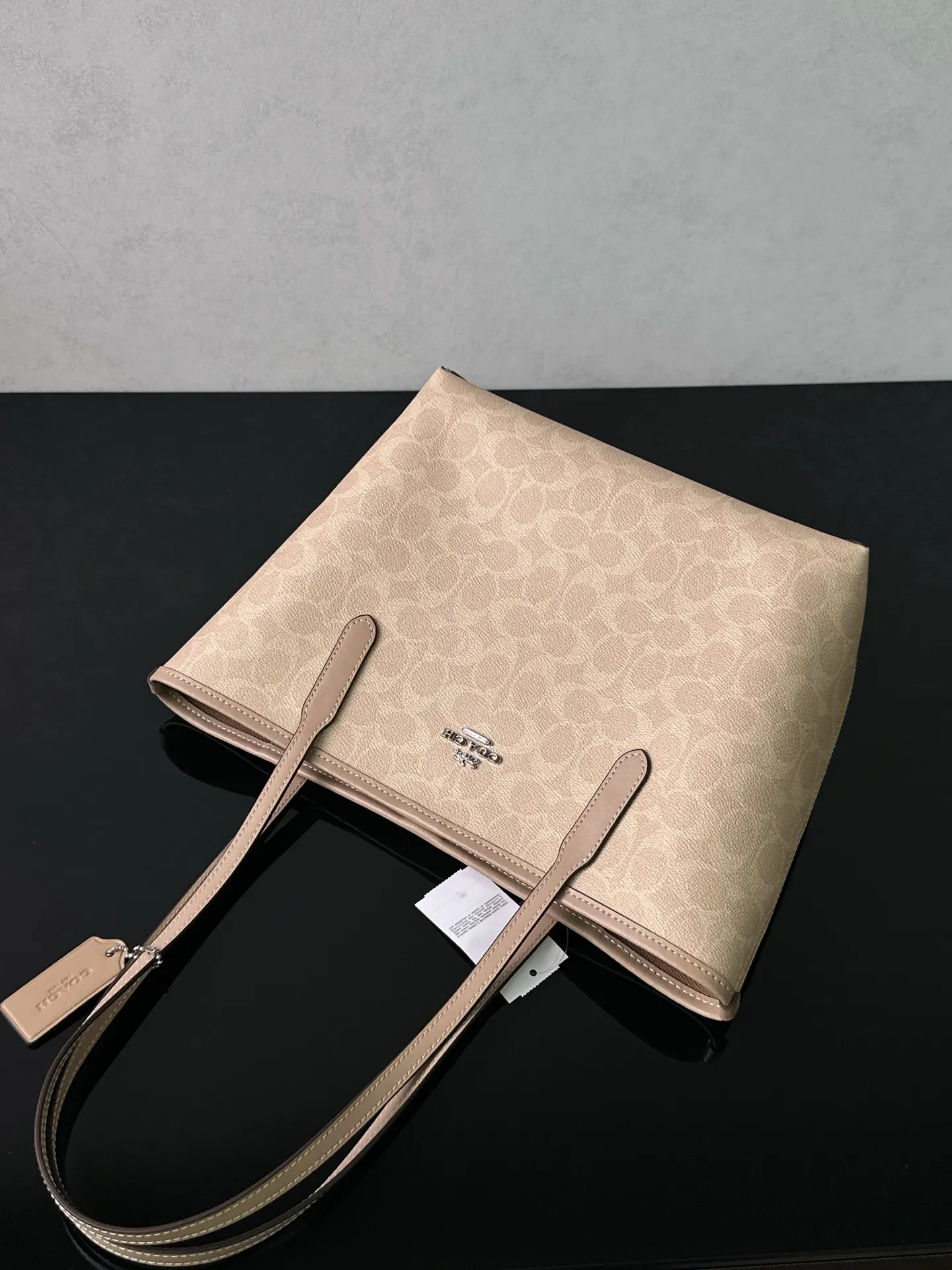Coach 老花 卡其 經典老花涂层PVC材质 耐磨抗造 日常摩擦 轻微淋溅 托特包 大容量托特款
