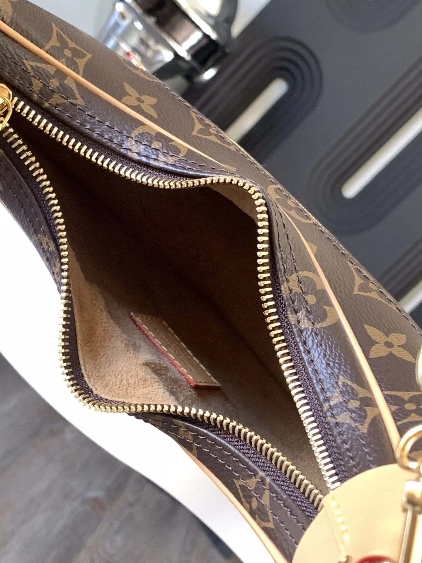 Louis Vuitton M81098 Hobo Bag