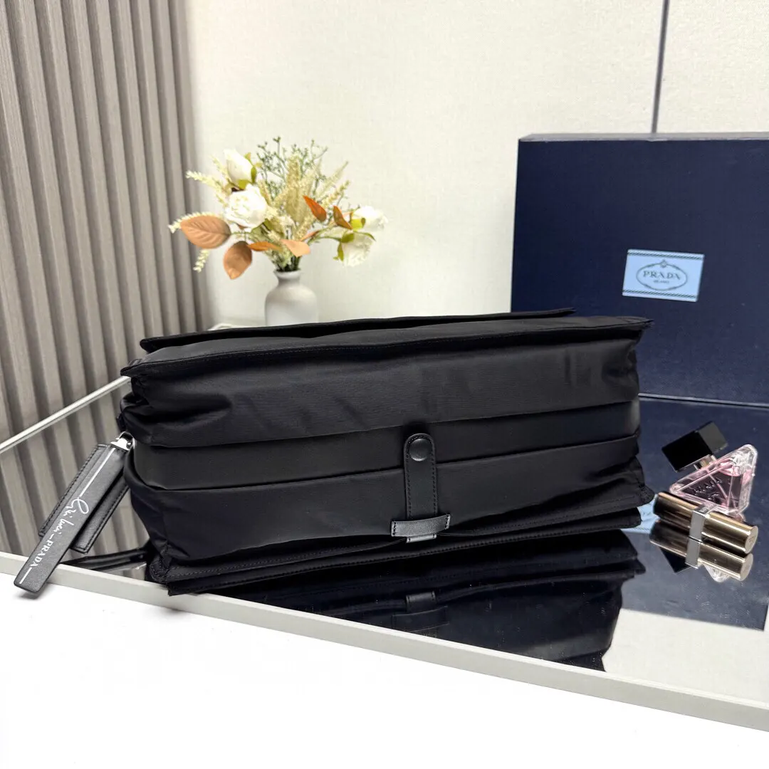 PRADA 1BC208 Re-Nylon尼龙 三角标 斜挎包 日常通勤款