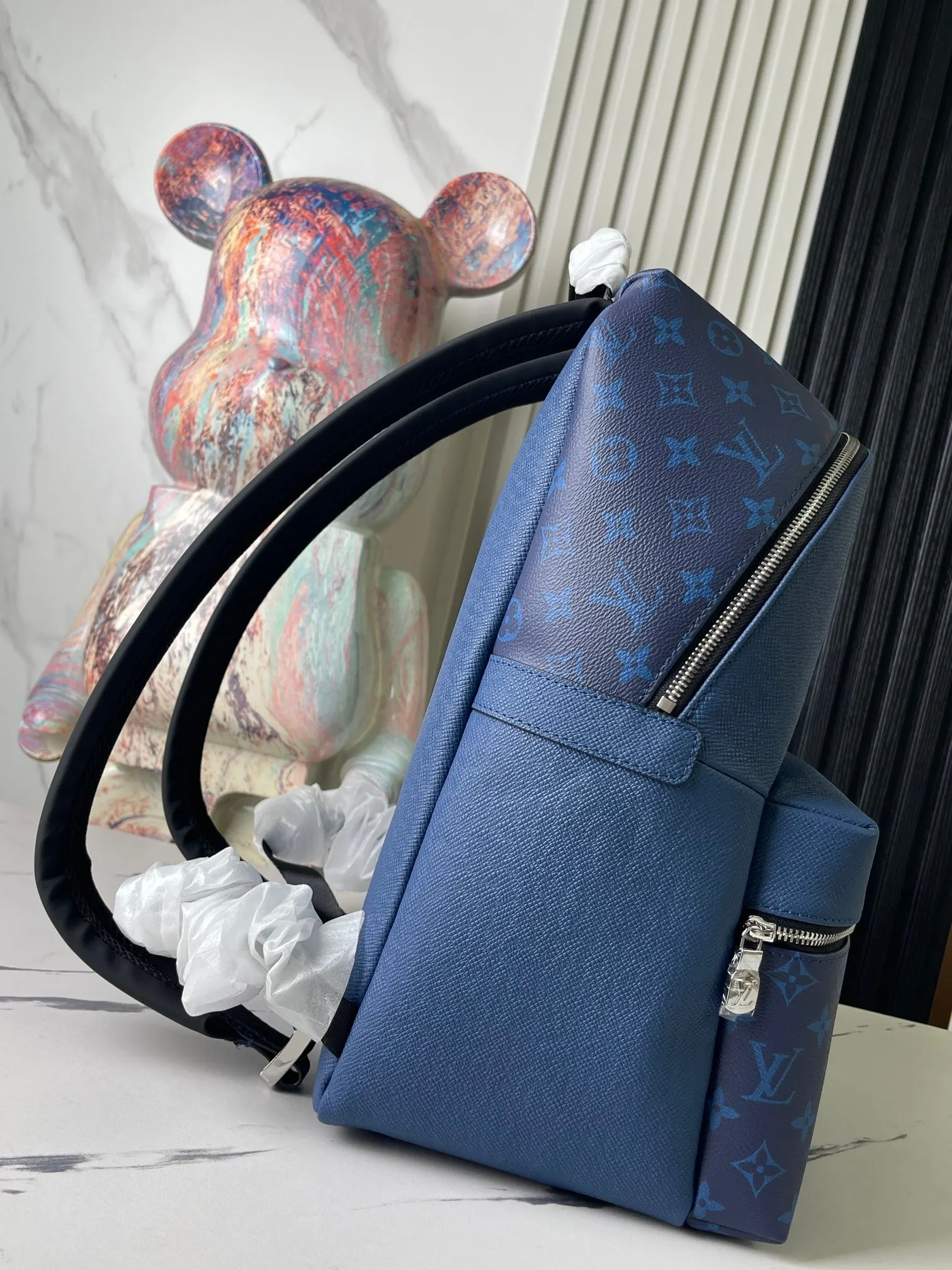 帆布 光泽外层包裹两个内袋和一个 内袋 两条可调节皮質肩带 雙肩包 实用雙肩款