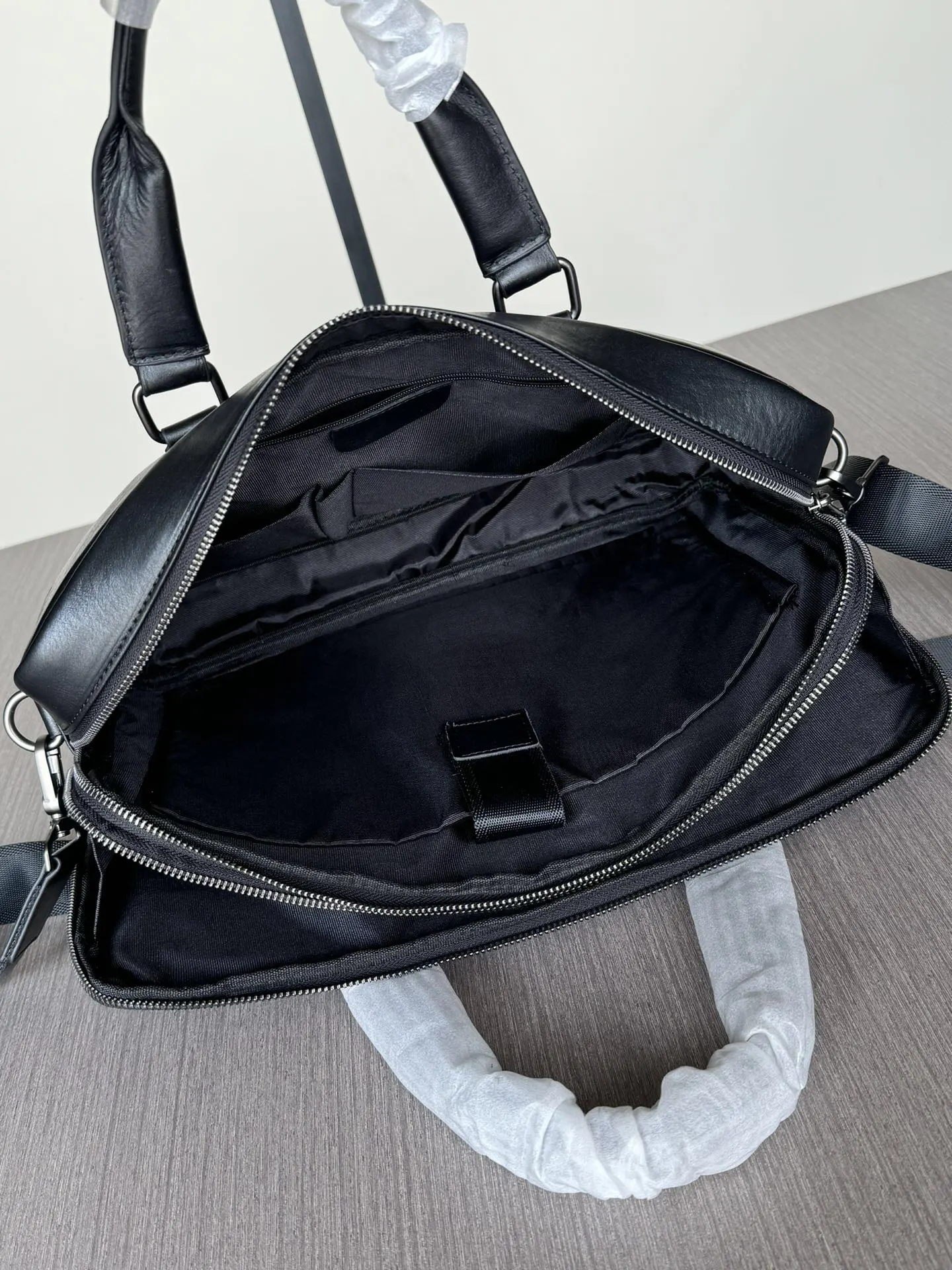 Prada 黑色 牛皮 厂价 公文包 商務通勤款(數字9) Prada 黑色 牛皮 厂价 公文包 商務通勤款(數字9)
