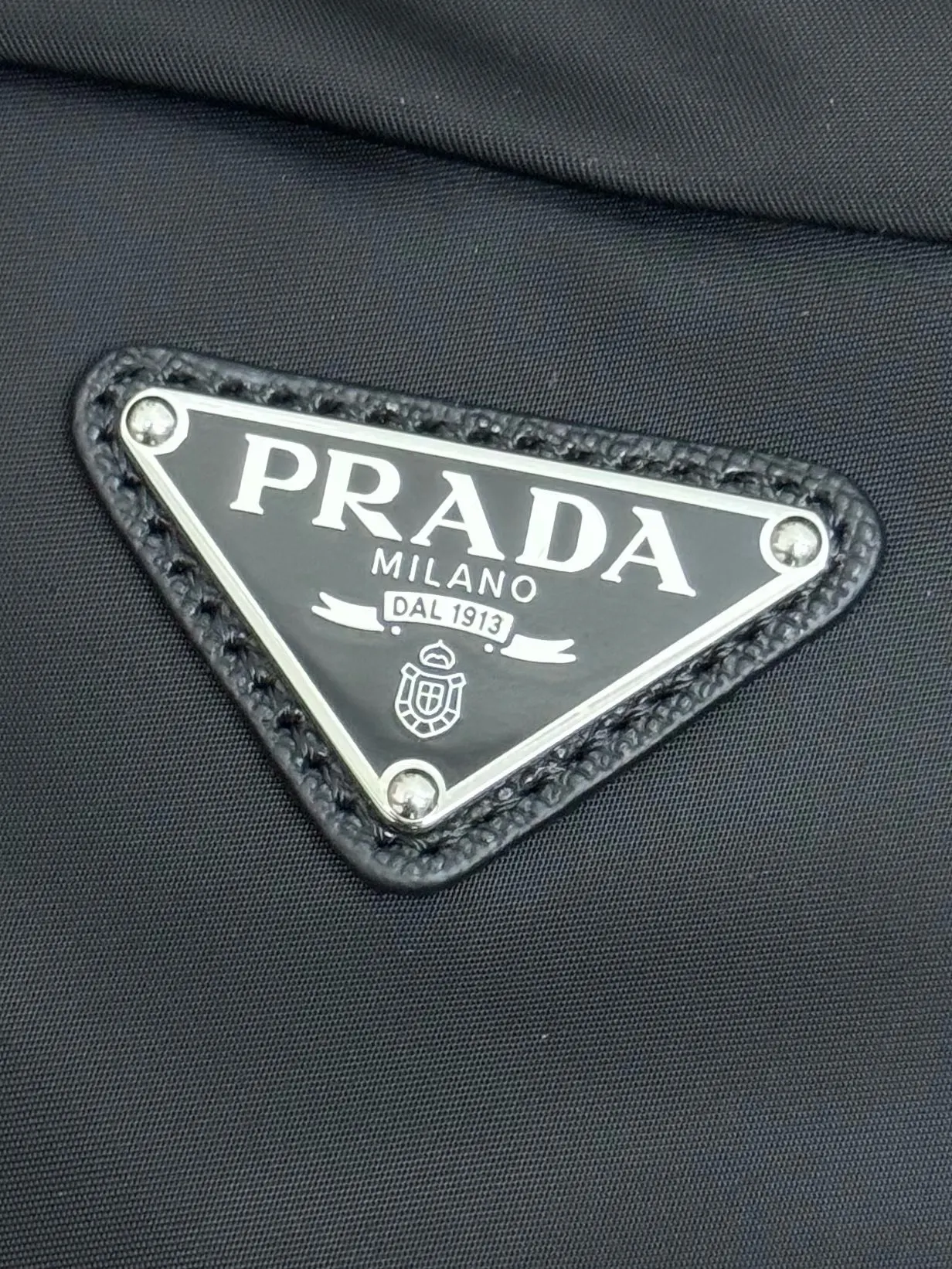 PRADA 2VZ048 Re-Nylon尼龙 Saffiano十字纹牛皮 双肩背包 轻便实用款