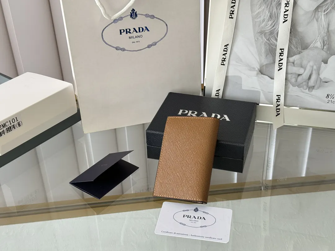 Prada 十字纹牛皮 錢包 实用卡夹