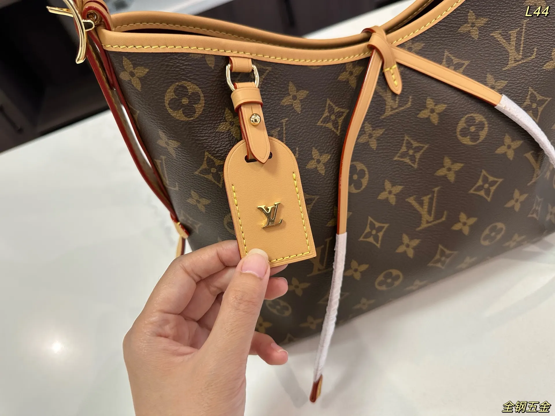 LV CarryAll 全钢五金 斜背包 輕便斜挎款