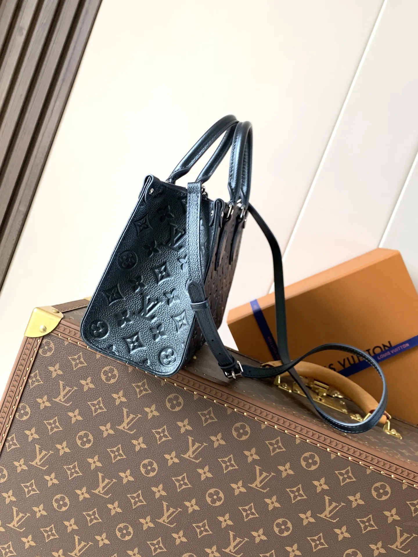 LV Onthego black and white color scheme tote bag, large-capacity commuter model Image 2