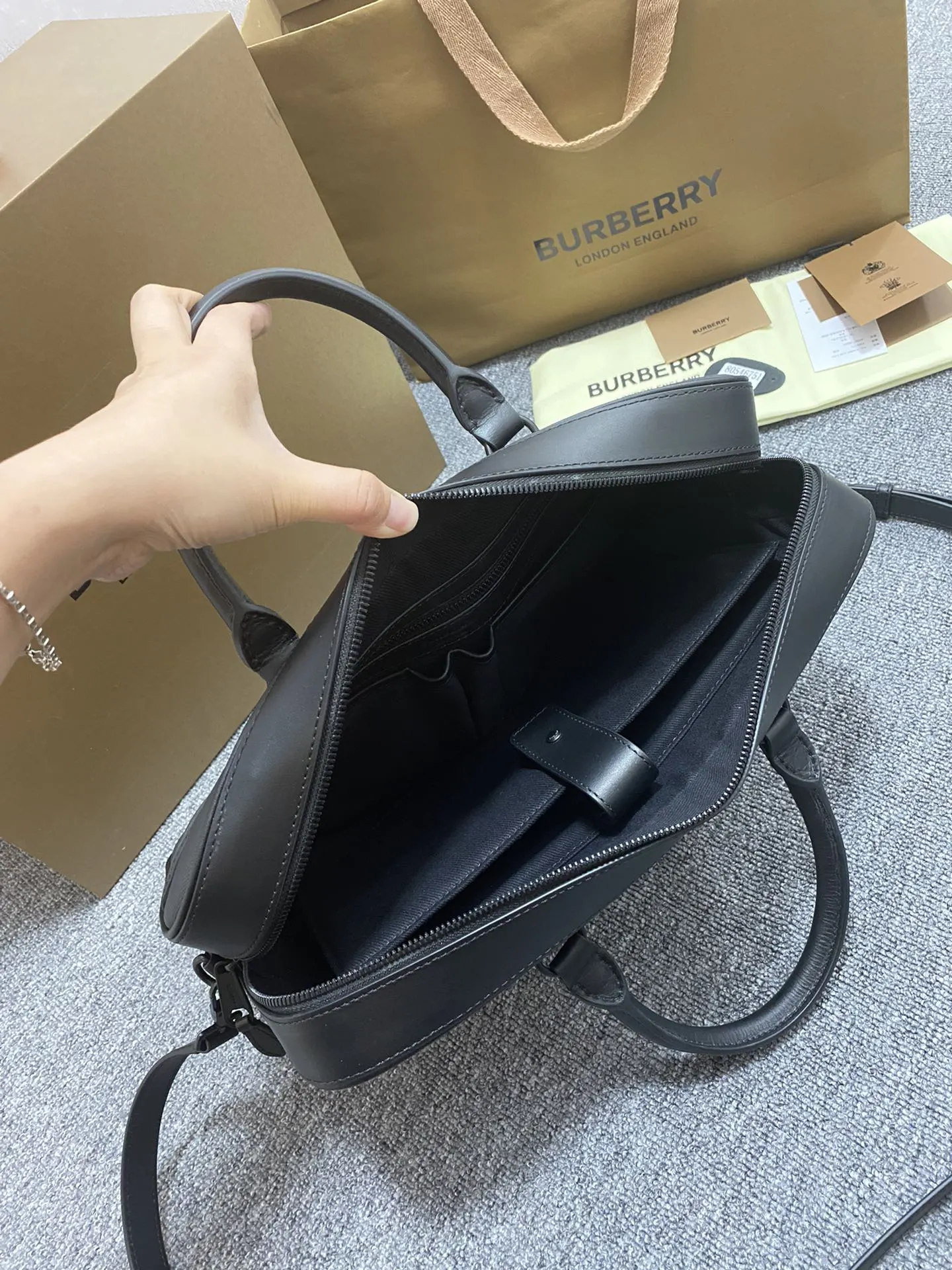 皮革 可缔造手提造型 或使用可拆式背带肩背携带 公文包 商务通勤款