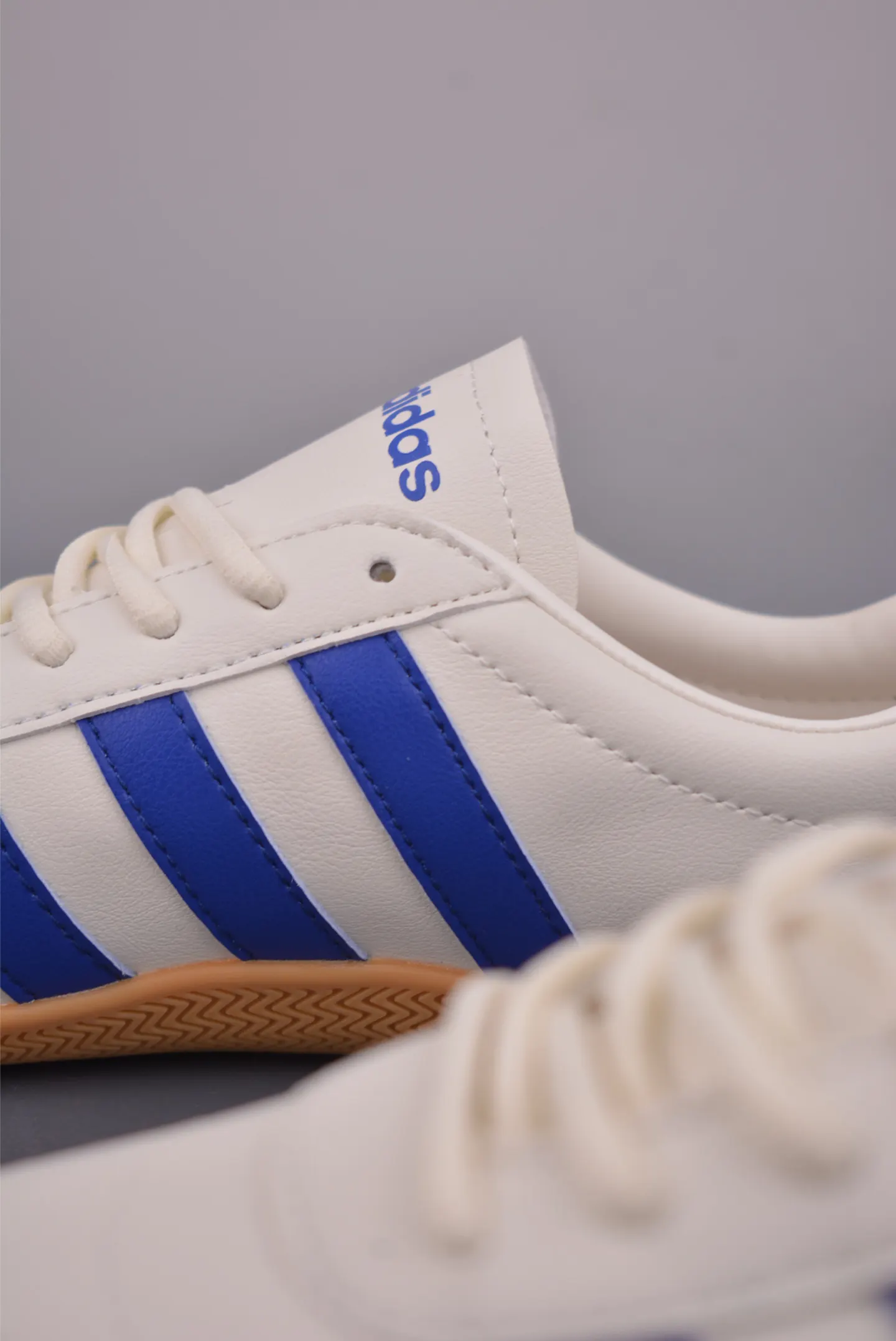 Adidas 运动鞋 休闲百搭款